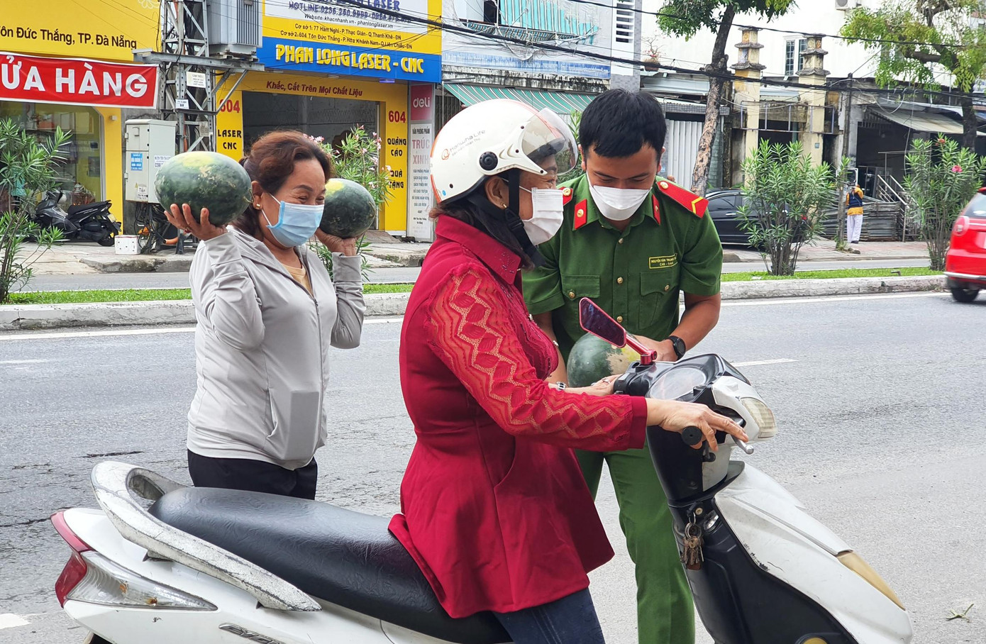 Toàn bộ số dưa hấu này được mua từ Quảng Nam - nơi nhiều bà con nông dân chịu thiệt hại nặng nề sau đợt mưa lớn bất thường
