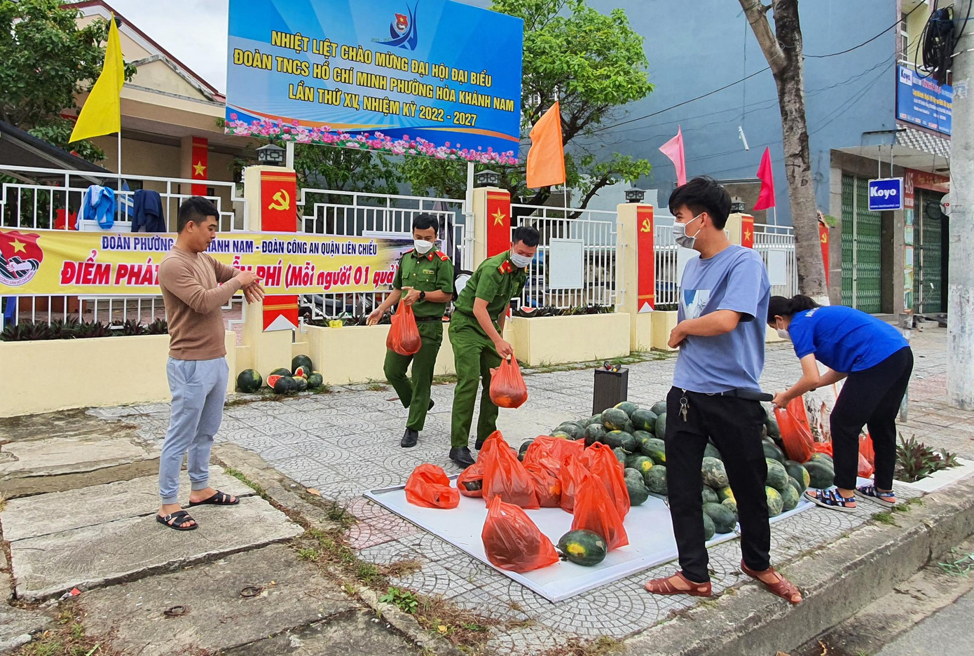Điểm phát dưa miễn phí của Đoàn Thanh niên Công an Quận Liên Chiểu chủ trì được đặt ở trước UBND phường Hòa Khánh Nam và UBND phường Hòa Minh (quận Liên Chiểu)