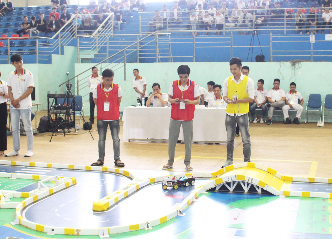 Các trận đấu đối kháng hấp dẫn khi robot của các đội cạnh tranh trên đường đua để hoàn thành các nhiệm vụ và cán đích. Ảnh: G.T