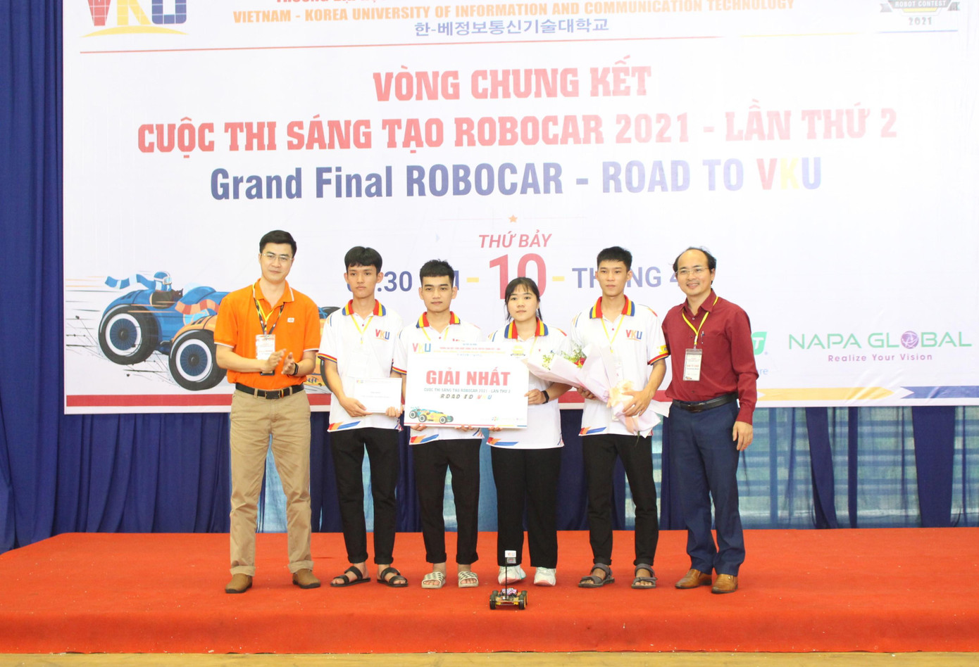 Xuất sắc vượt qua 130 đội thi đến từ các trường ĐH, CĐ trên địa bàn, đội Bees giành quán quân Cuộc thi sáng tạo RoboCar mùa thứ 2. Ảnh: G.T