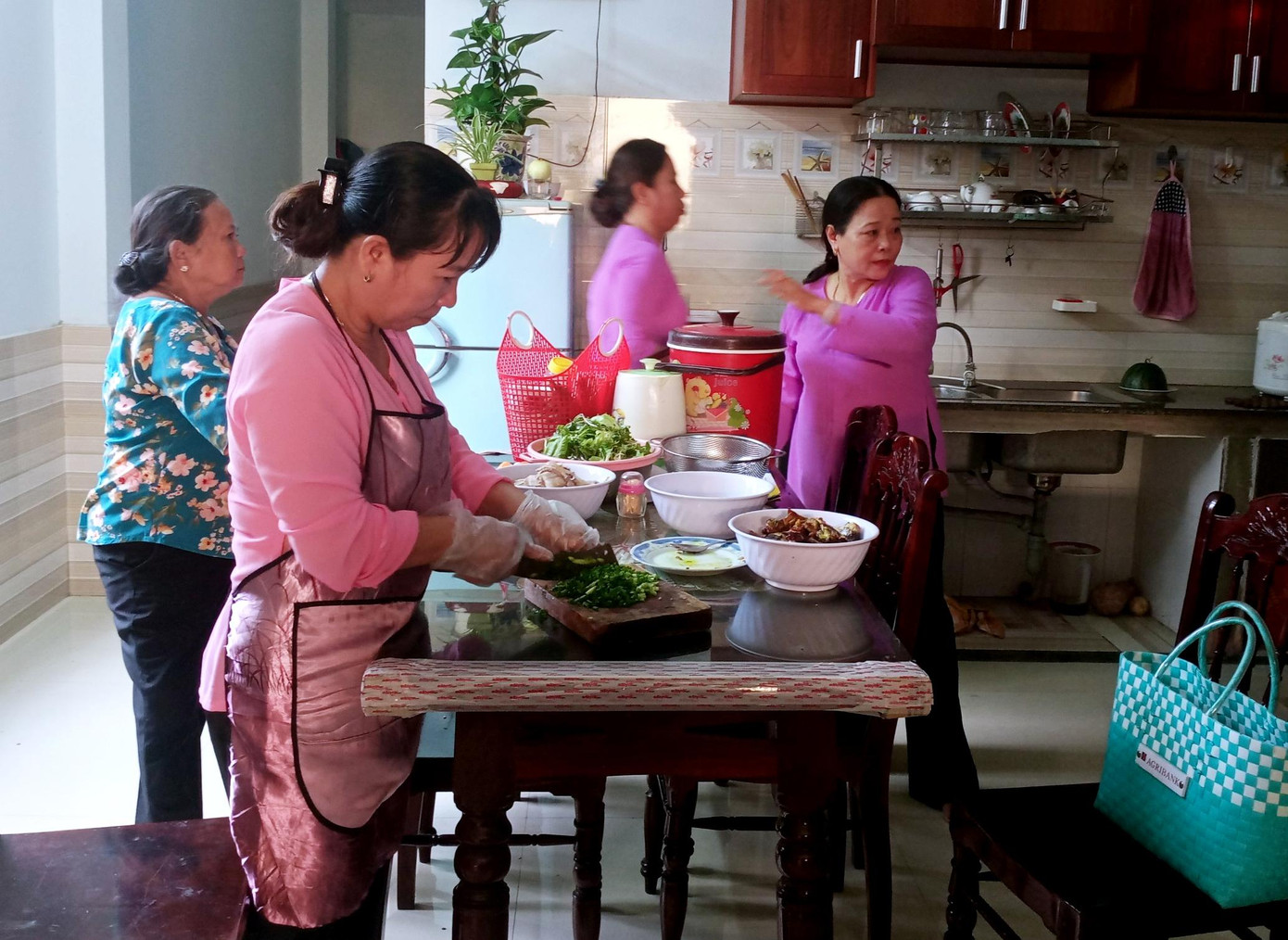 Cứ mỗi buổi chiều, các chị em phụ nữ ở xã Hòa Tiến lại tập trung để đi chợ và nấu cơm cho các chiến sĩ của các tổ lưu động làm căn cước công dân. Ảnh: NVCC