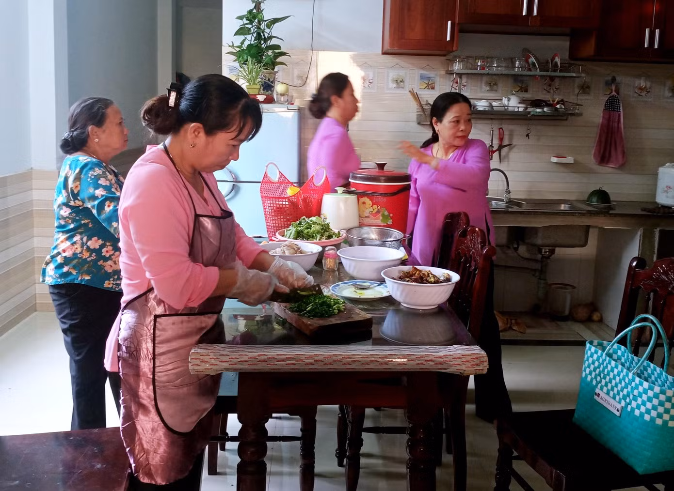 Cứ mỗi buổi chiều, các chị em phụ nữ ở xã Hòa Tiến lại tập trung để đi chợ và nấu cơm cho các chiến sĩ của các tổ lưu động làm căn cước công dân. Ảnh: NVCC Cứ mỗi buổi chiều, các chị em phụ nữ ở xã Hòa Tiến lại tập trung để đi chợ và nấu cơm cho các chiến sĩ của các tổ lưu động làm căn cước công dân. Ảnh: NVCC