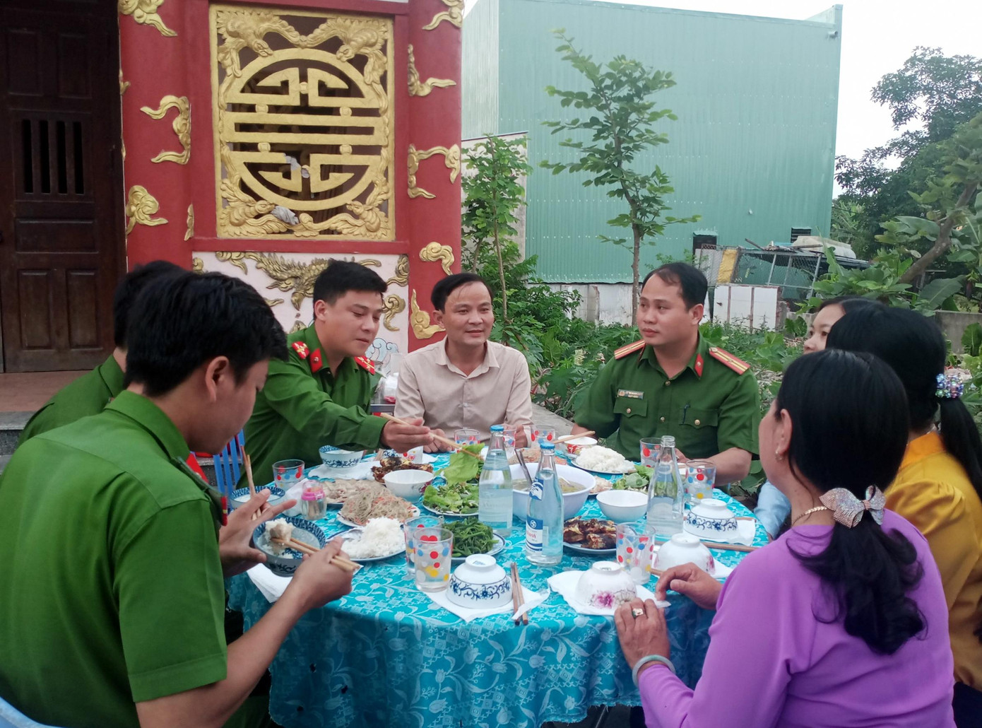 Những bữa "cơm nhà" đầy đủ chất dinh dưỡng "tiếp sức" lực lượng công an xuyên ngày, xuyên đêm làm căn cước công dân cho bà con. Ảnh: NVCC