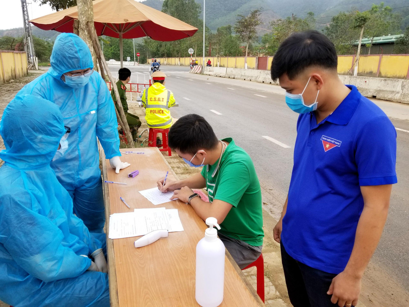 Thực hiện chỉ đạo của BCĐ phòng chống dịch COVID – 19 TP Đà Nẵng, từ ngày 6/2 đến ngày 5/3, Thành Đoàn kết hợp với liên ngành tiến hành thành lập và cử 2600 lượt đoàn viên thanh niên tham gia trực 11/14 chốt kiểm soát dịch liên ngành ở cửa ngõ ra vào thành phố Thực hiện chỉ đạo của BCĐ phòng chống dịch COVID – 19 TP Đà Nẵng, từ ngày 6/2 đến ngày 5/3, Thành Đoàn kết hợp với liên ngành tiến hành thành lập và cử 2600 lượt đoàn viên thanh niên tham gia trực 11/14 chốt kiểm soát dịch liên ngành ở cửa ngõ ra vào thành phố