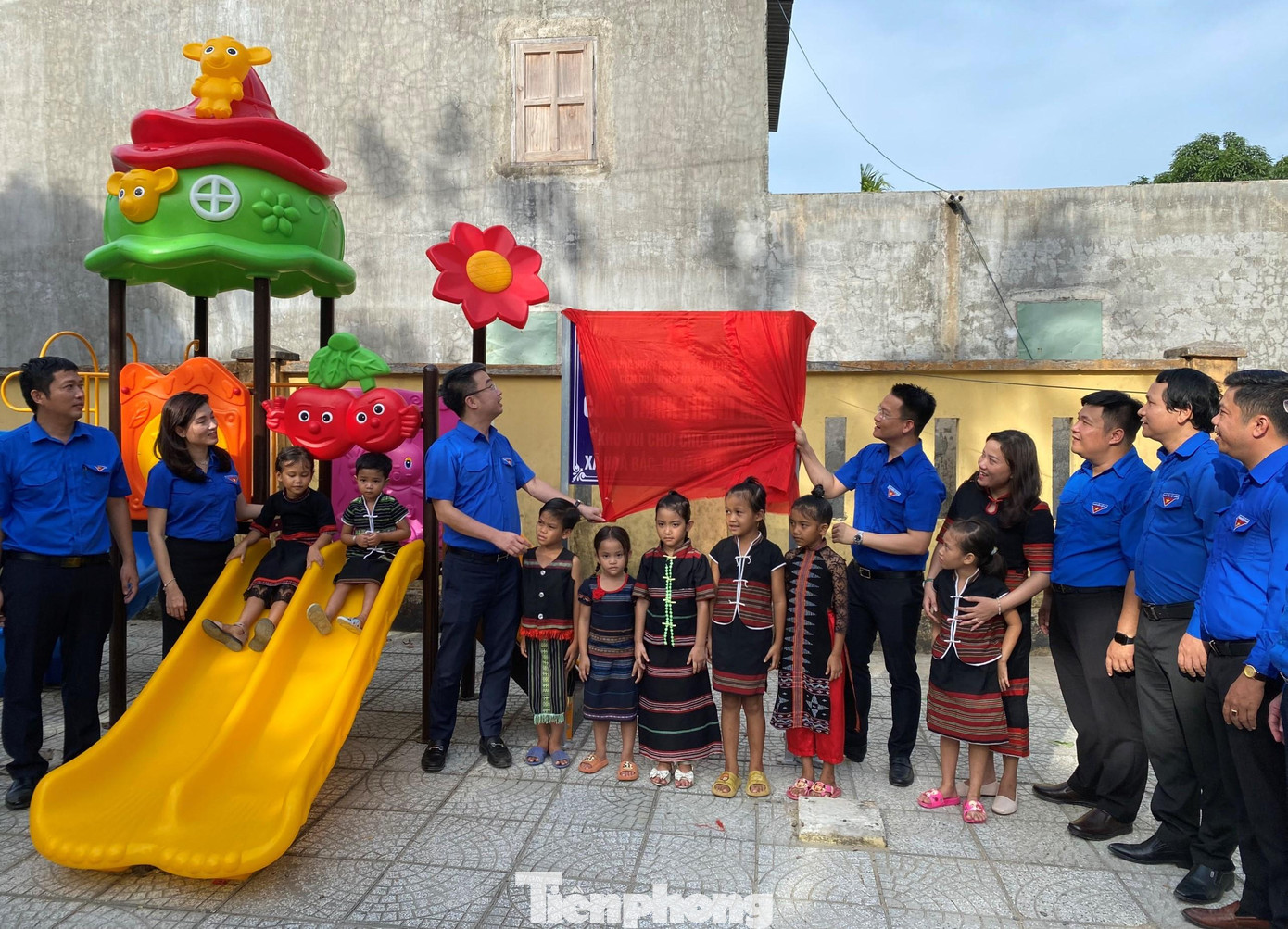 Đoàn công tác TƯ Đoàn và Cụm Duyên hải Nam Trung bộ trao tặng công trình thanh niên là khu vui chơi tại thôn Giàn Bí (xã Hòa Bắc, huyện Hòa Vang, Đà Nẵng)