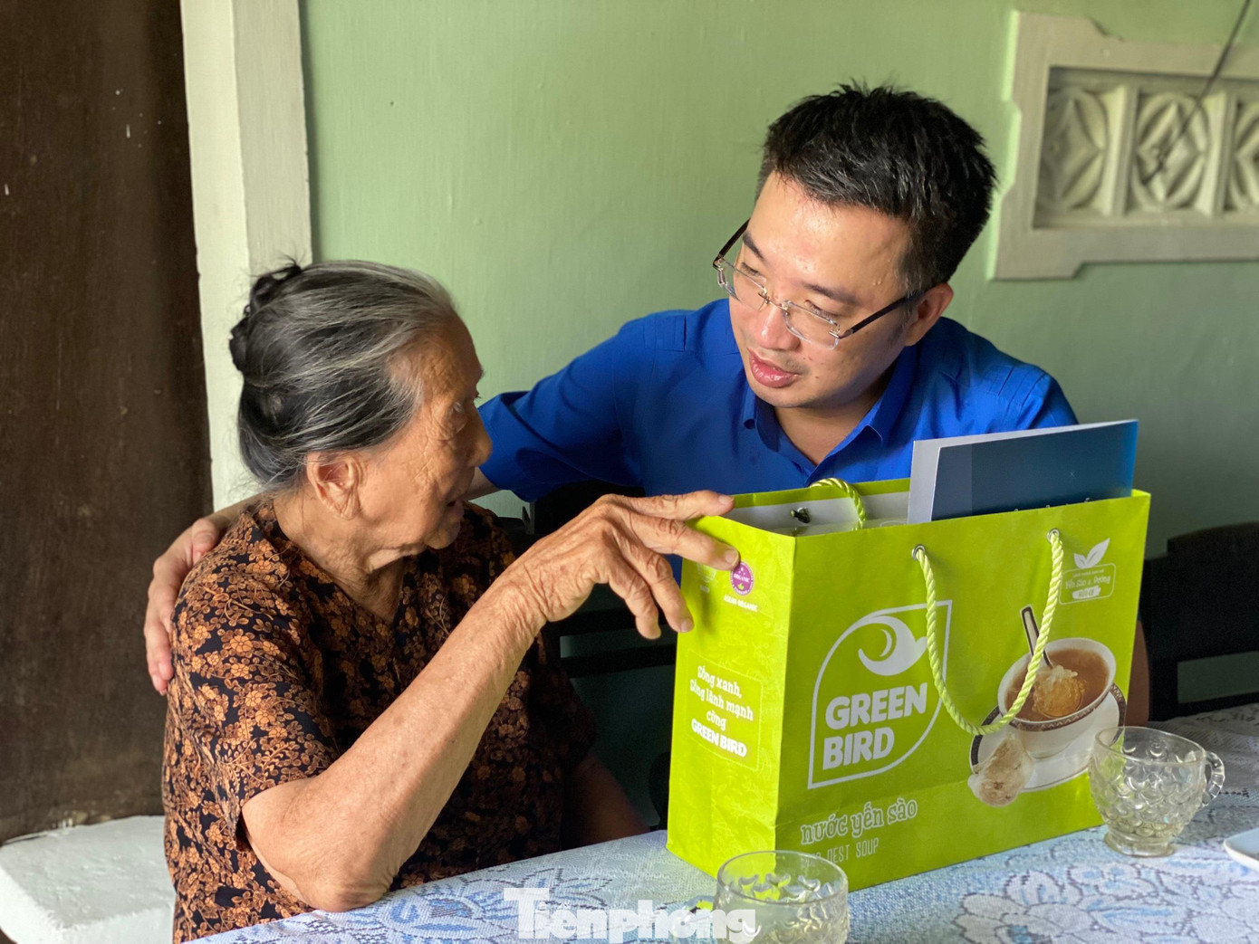 Bí thư TƯ Đoàn Nguyễn Tường Lâm thăm mẹ VNAH Ngô Thị Bé