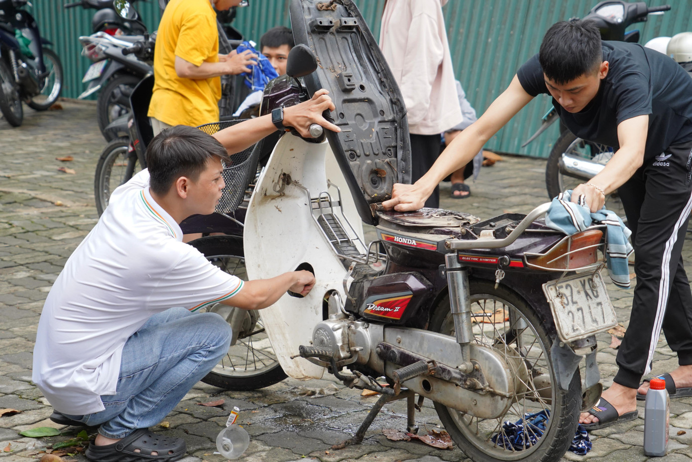 Theo anh Lê Đình Lượng, Phó Bí thư Đoàn trường, trong hôm nay, đội SOS sẽ tiếp tục sửa chữa xe máy cho các bạn sinh viên của trường và các trường ĐH, CĐ lân cận. Theo anh Lê Đình Lượng, Phó Bí thư Đoàn trường, trong hôm nay, đội SOS sẽ tiếp tục sửa chữa xe máy cho các bạn sinh viên của trường và các trường ĐH, CĐ lân cận.