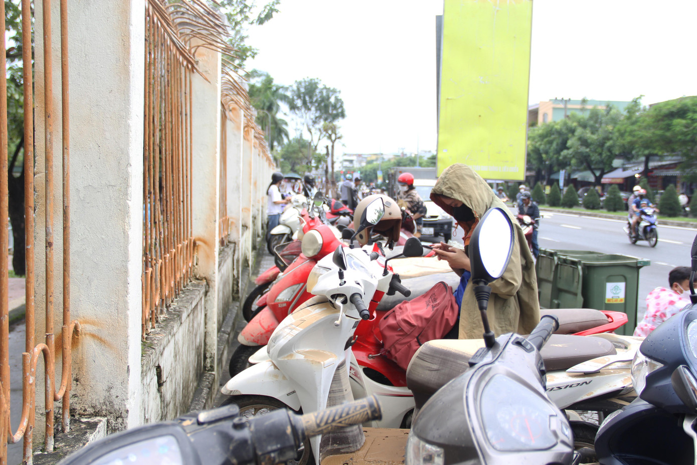 Sáng nay (15/10), sinh viên trường ĐH Sư phạm (Đại học Đà Nẵng) cũng xếp hàng dài ở khu vực ký túc xá để được hỗ trợ sửa chữa xe máy miễn phí. Sáng nay (15/10), sinh viên trường ĐH Sư phạm (Đại học Đà Nẵng) cũng xếp hàng dài ở khu vực ký túc xá để được hỗ trợ sửa chữa xe máy miễn phí.