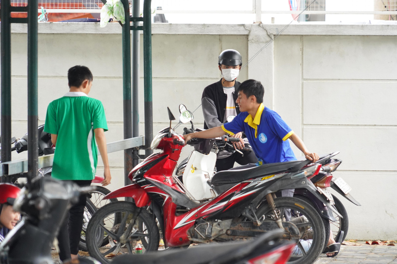 Để hỗ trợ khẩn cấp cho sinh viên của trường và các trường lân cận khắc phục hậu quả sau ngập lụt lịch sử, ngay sau khi nước rút, Đoàn trường ĐH Đông Á đã triển khai 3 đội hình phản ứng nhanh đến các khu vực nhà trọ có đông sinh viên lưu trú để hỗ trợ sửa xe. Để hỗ trợ khẩn cấp cho sinh viên của trường và các trường lân cận khắc phục hậu quả sau ngập lụt lịch sử, ngay sau khi nước rút, Đoàn trường ĐH Đông Á đã triển khai 3 đội hình phản ứng nhanh đến các khu vực nhà trọ có đông sinh viên lưu trú để hỗ trợ sửa xe.