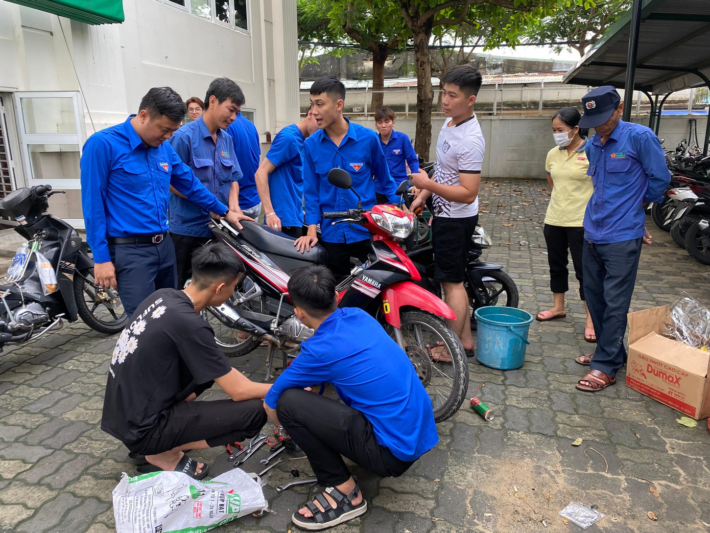 "Chúng tôi đã thông báo với các Bí thư Đoàn trường bạn về địa điểm, thời gian tổ chức hỗ trợ. Kinh phí tổ chức hoạt động từ nguồn quỹ và sự ủng hộ của thầy cô trong trường. Việc sửa chữa hoàn toàn miễn phí. Đến nay, Đội đã hỗ trợ được hơn 100 xe máy và sẽ hoạt động đến khi hỗ trợ xong cho các bạn đoàn viên", anh Lượng nói. "Chúng tôi đã thông báo với các Bí thư Đoàn trường bạn về địa điểm, thời gian tổ chức hỗ trợ. Kinh phí tổ chức hoạt động từ nguồn quỹ và sự ủng hộ của thầy cô trong trường. Việc sửa chữa hoàn toàn miễn phí. Đến nay, Đội đã hỗ trợ được hơn 100 xe máy và sẽ hoạt động đến khi hỗ trợ xong cho các bạn đoàn viên", anh Lượng nói.