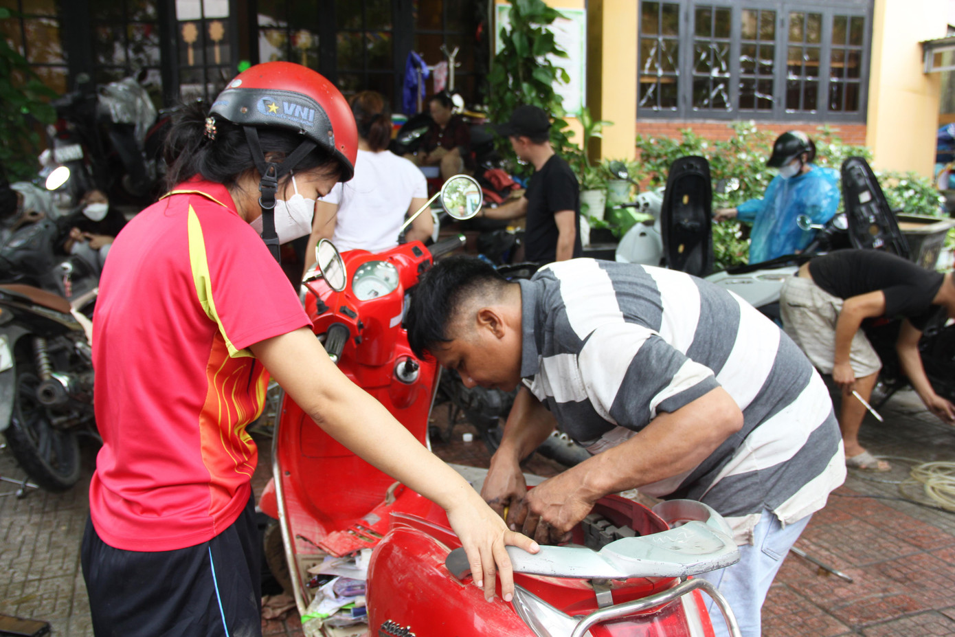 Ra Đà Nẵng từ sáng hôm qua để hỗ trợ người dân, sáng nay, nhóm thợ sửa xe từ huyện miền núi Nông Sơn (tỉnh Quảng Nam) chia một đội đến khu vực ĐH Sư phạm để giúp đỡ các bạn sinh viên. Nhóm thợ sửa chữa xe hoàn toàn miễn phí, chỉ lấy tiền nhớt bằng với giá mua sỉ để hỗ trợ các bạn sinh viên. Ra Đà Nẵng từ sáng hôm qua để hỗ trợ người dân, sáng nay, nhóm thợ sửa xe từ huyện miền núi Nông Sơn (tỉnh Quảng Nam) chia một đội đến khu vực ĐH Sư phạm để giúp đỡ các bạn sinh viên. Nhóm thợ sửa chữa xe hoàn toàn miễn phí, chỉ lấy tiền nhớt bằng với giá mua sỉ để hỗ trợ các bạn sinh viên.