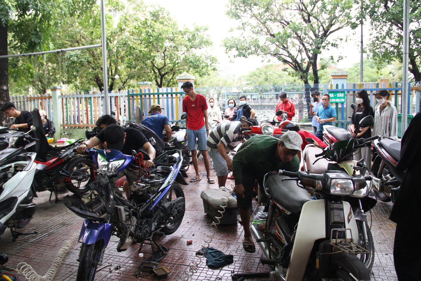 "Đêm hôm trước, nước ngập lút chiếc xe máy. Ngâm nước một đêm, may mà xe không bị vô nước hộp nhớt. Mấy anh thợ kiểm tra lại động cơ, xịt nước và làm lại một chốc đã đề được. Còn màn hình điện tử bị hỏng thì chắc phải ra hãng. Trước mắt, xe chạy được, có phương tiện để đi học, đi làm thêm là em mừng lắm rồi", Việt kể. "Đêm hôm trước, nước ngập lút chiếc xe máy. Ngâm nước một đêm, may mà xe không bị vô nước hộp nhớt. Mấy anh thợ kiểm tra lại động cơ, xịt nước và làm lại một chốc đã đề được. Còn màn hình điện tử bị hỏng thì chắc phải ra hãng. Trước mắt, xe chạy được, có phương tiện để đi học, đi làm thêm là em mừng lắm rồi", Việt kể.