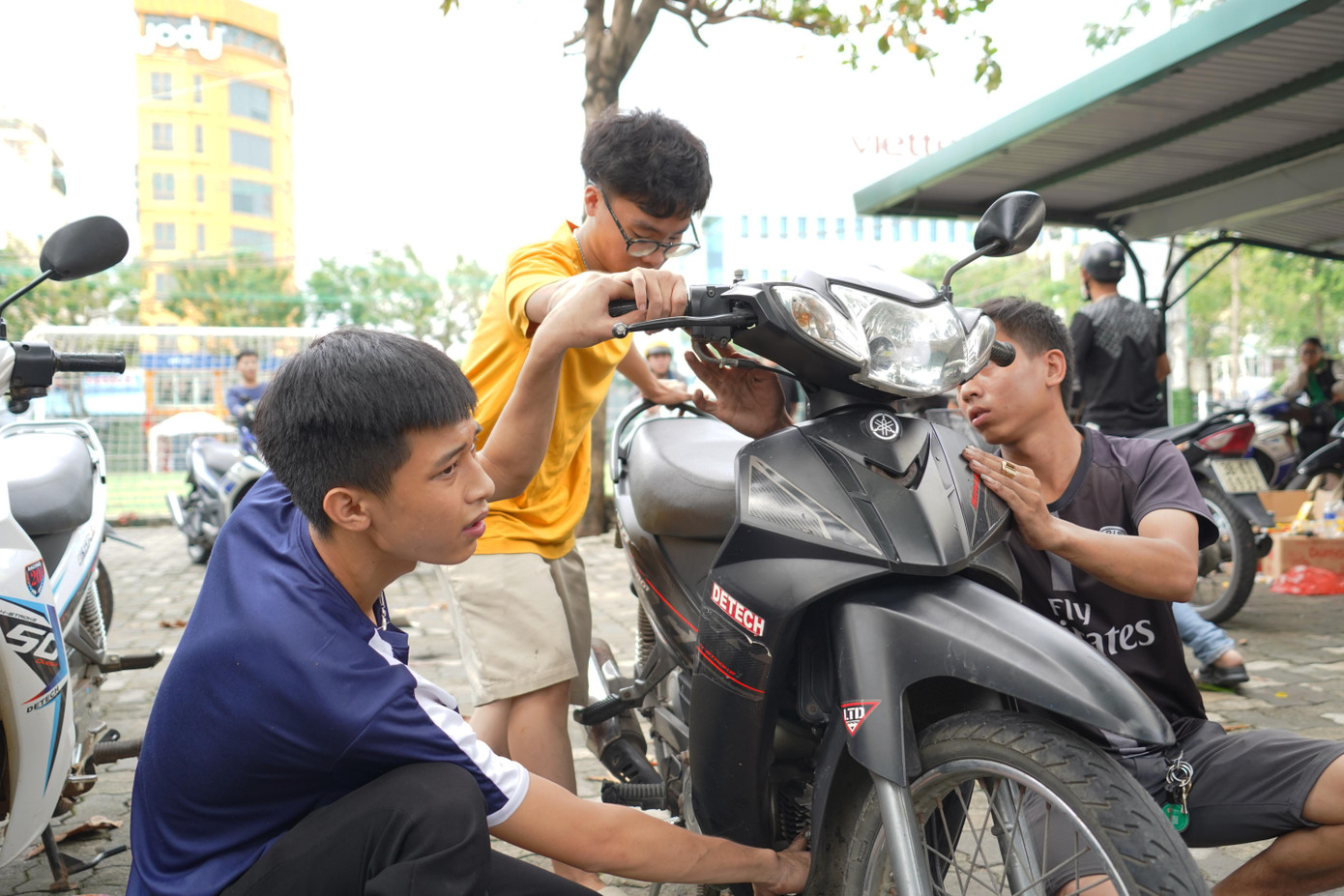 Khoảng 30 đoàn viên thanh niên tỏa đi các điểm khu trọ: đường Cống Quỳnh, đường Tôn Đản và đường Nguyễn Dữ (quận Cẩm Lệ), vừa hỗ trợ sinh viên kê lại đồ đạc, vừa "giải cứu" xe máy sau một đêm ngập nước. Khoảng 30 đoàn viên thanh niên tỏa đi các điểm khu trọ: đường Cống Quỳnh, đường Tôn Đản và đường Nguyễn Dữ (quận Cẩm Lệ), vừa hỗ trợ sinh viên kê lại đồ đạc, vừa "giải cứu" xe máy sau một đêm ngập nước.