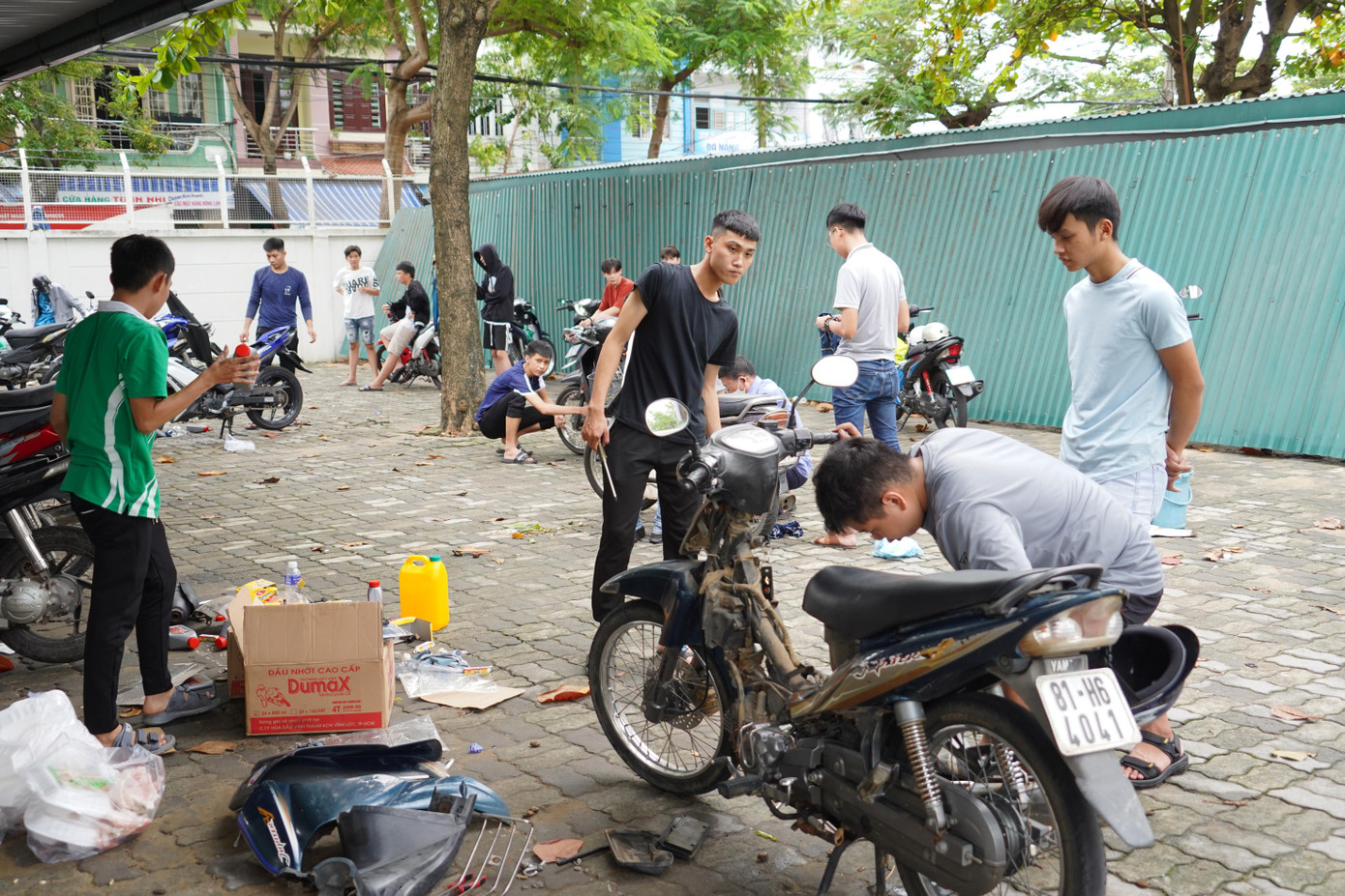 Từ chiều qua (14/10), tại khu vực Đại học Đông Á, rất đông sinh viên dắt xe máy đến trường để được Đội SOS (Đoàn trường ĐH Đông Á) sửa chữa miễn phí sau mưa ngập lịch sử. Ảnh: Giang Thanh Từ chiều qua (14/10), tại khu vực Đại học Đông Á, rất đông sinh viên dắt xe máy đến trường để được Đội SOS (Đoàn trường ĐH Đông Á) sửa chữa miễn phí sau mưa ngập lịch sử. Ảnh: Giang Thanh