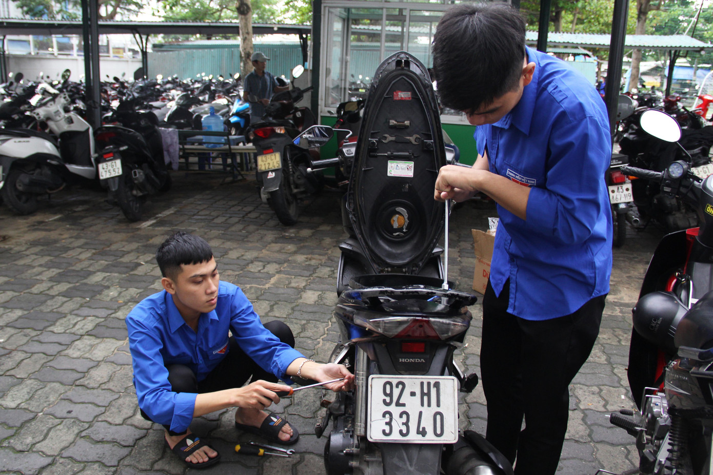 Làm việc hết công suất 2 hôm nay, Nguyễn Thanh Tài (SN 2003, sinh viên ĐH Đông Á) đã sửa chữa hàng chục chiếc xe cho các bạn sinh viên. "Từ 8h sáng qua, em đã hỗ trợ các bạn trong khu trọ sữa chữa khẩn cấp xe máy bị ngập nước, đến hơn 20h mới xong việc để về nhà. Sáng nay, em lại tiếp tục công việc, chỉ mong nhanh chóng hỗ trợ hết cho các bạn trước khi tuần học mới bắt đầu", Tài nói. Làm việc hết công suất 2 hôm nay, Nguyễn Thanh Tài (SN 2003, sinh viên ĐH Đông Á) đã sửa chữa hàng chục chiếc xe cho các bạn sinh viên. "Từ 8h sáng qua, em đã hỗ trợ các bạn trong khu trọ sữa chữa khẩn cấp xe máy bị ngập nước, đến hơn 20h mới xong việc để về nhà. Sáng nay, em lại tiếp tục công việc, chỉ mong nhanh chóng hỗ trợ hết cho các bạn trước khi tuần học mới bắt đầu", Tài nói.