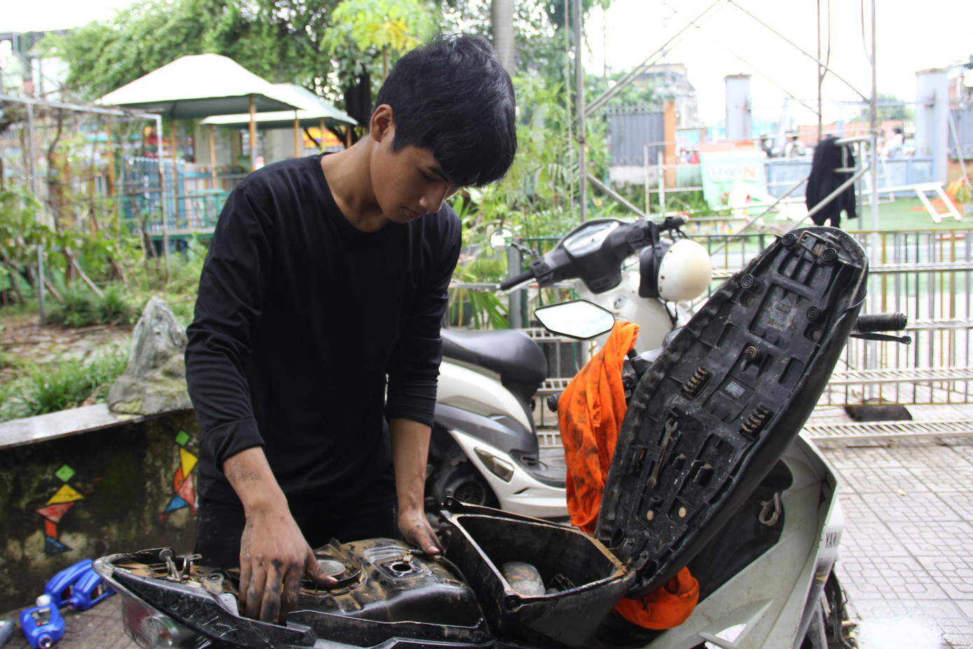 "Sáng qua, đang ngồi cafe, đọc thấy tin tức ngập lụt ở Đà Nẵng, anh em thợ sửa rủ nhau "xuống núi" để hỗ trợ bà con. Anh em đóng cửa tiệm, mang theo đồ nghề, xuống đây anh em góp tiền nhau ứng ra trước mua nhớt, một số linh kiện cơ bản để thay thế lúc sửa chữa xe. Chúng tôi dự kiến sửa đến 22h tối nay, rồi sẽ về quê", anh Đặng Văn Tiến (27 tuổi, thợ sửa xe ở huyện Nông Sơn) nói. "Sáng qua, đang ngồi cafe, đọc thấy tin tức ngập lụt ở Đà Nẵng, anh em thợ sửa rủ nhau "xuống núi" để hỗ trợ bà con. Anh em đóng cửa tiệm, mang theo đồ nghề, xuống đây anh em góp tiền nhau ứng ra trước mua nhớt, một số linh kiện cơ bản để thay thế lúc sửa chữa xe. Chúng tôi dự kiến sửa đến 22h tối nay, rồi sẽ về quê", anh Đặng Văn Tiến (27 tuổi, thợ sửa xe ở huyện Nông Sơn) nói.