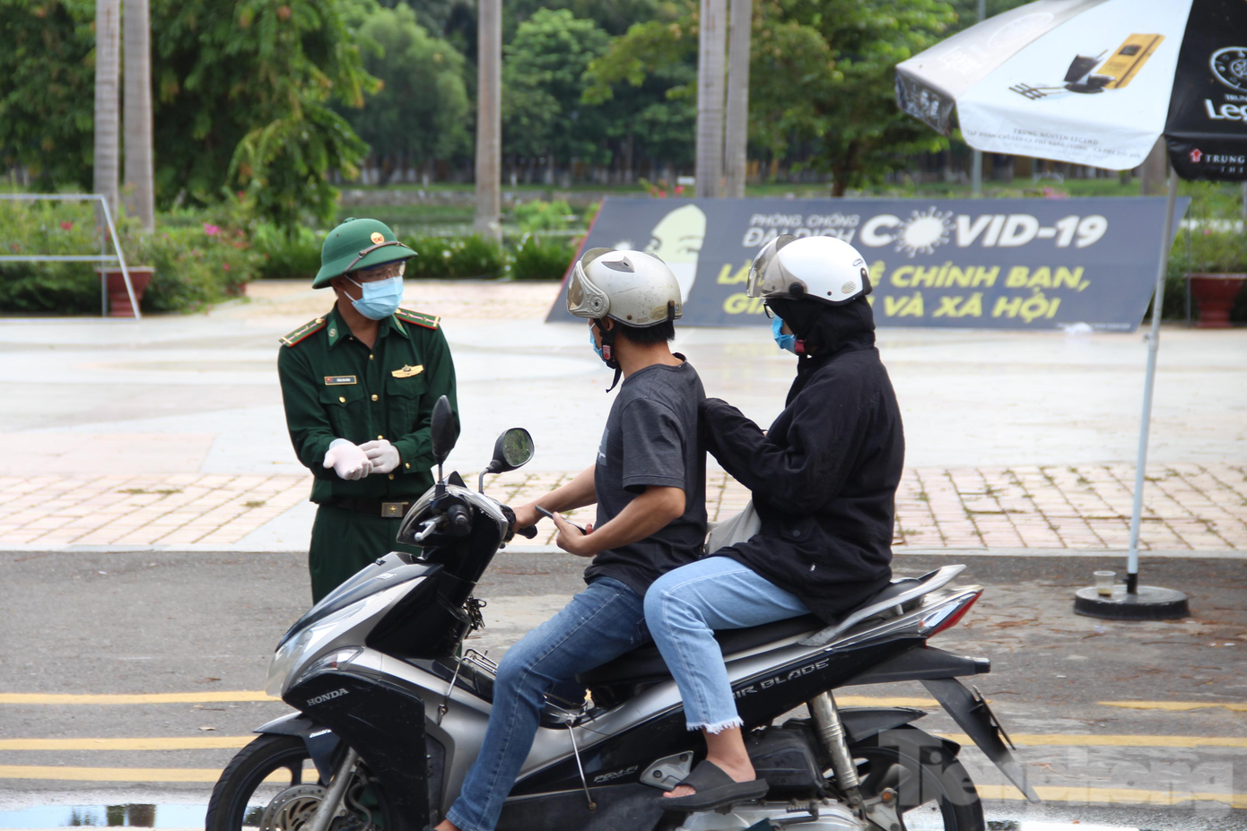 Theo ông Nguyễn Phúc Bảo Nam, Chủ tịch UBND phường Nam Dương, vì là địa bàn vùng xanh nên UBND phường đã thành lập 5 tổ kiểm soát lưu động trên địa bàn bên cạnh các chốt kiểm tra cứng. &quot;Các trường hợp ra đường phải có phiếu đi chợ, có giấy đi đường QR Code. Các trường hợp từ địa bàn vùng vàng, vùng đỏ không được tới địa bàn vùng xanh nếu không có lí do chính đáng và không tuân thủ các quy định về bảo hộ và thời gian lưu lại địa bàn sẽ được mời quay trở lại&quot;, ông Nam cho hay.