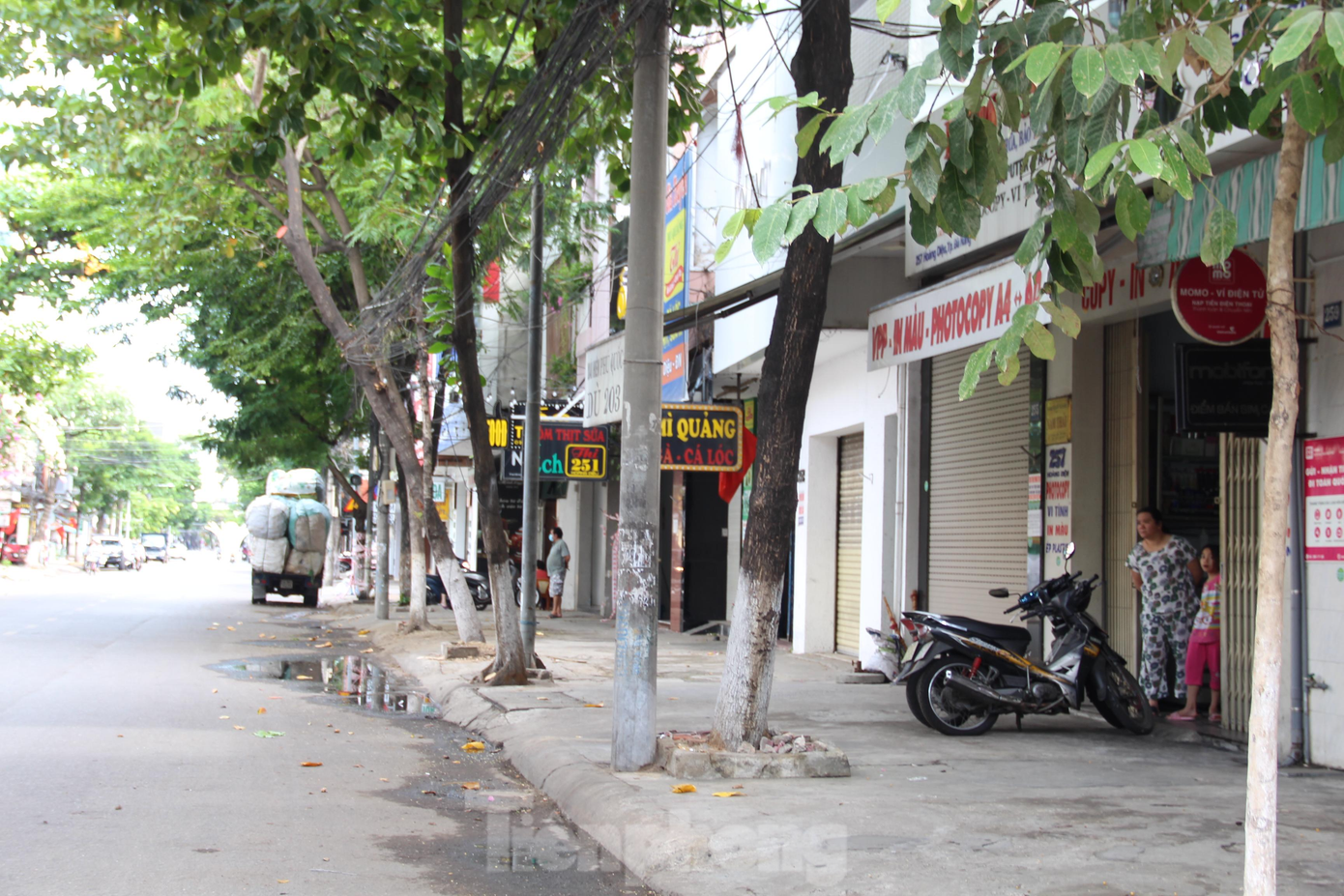 Dù các phường, xã vùng xanh đã cho các quán ăn bán mang về. Tuy nhiên, trong sáng nay, ghi nhận tại các phường, xã vùng xanh, đa số hàng quán vẫn đóng cửa im lìm, chưa mở bán.