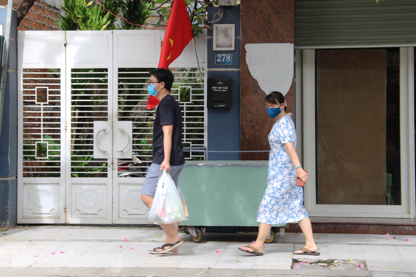 Người dân vùng vàng, vùng xanh được đi tạp hóa, hiệu thuốc trên địa bàn để phục vụ các nhu cầu thiết yếu.
