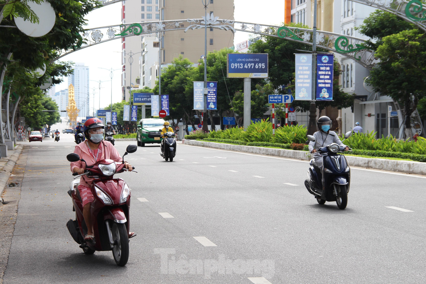 Sáng 5/9, Đà Nẵng áp dụng các quy định mới trong phòng, chống dịch COVID-19. Các địa phường vùng vàng và vùng xanh được nới lỏng một số hoạt động. Theo ghi nhân, trong sáng nay, lượng người lưu thông trên các tuyến đường ở các phường vùng xanh, vùng vàng đông hơn so với những ngày trước. Ảnh: Giang Thanh