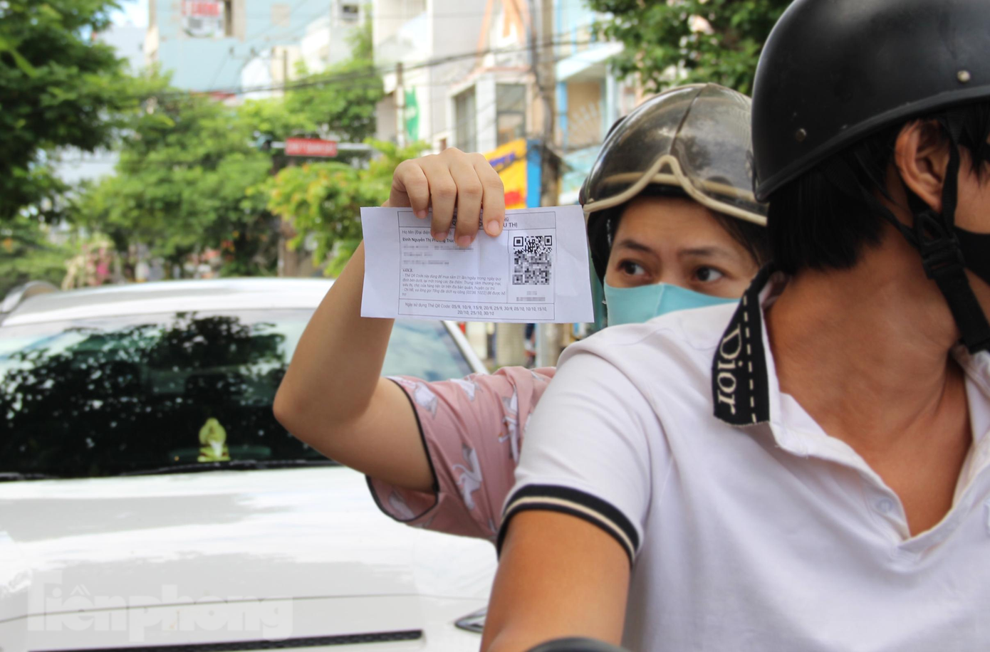 Trong sáng nay, các phường, xã vùng xanh cũng đã phát phiếu đi chợ cho người dân với tần suất 5 ngày/lần. Người dân có phiếu được phép đi các chợ trên địa bàn phường, xã đó và được yêu cầu đeo khẩu trang, mũ chắn giọt bắn trong quá trình vào chợ.