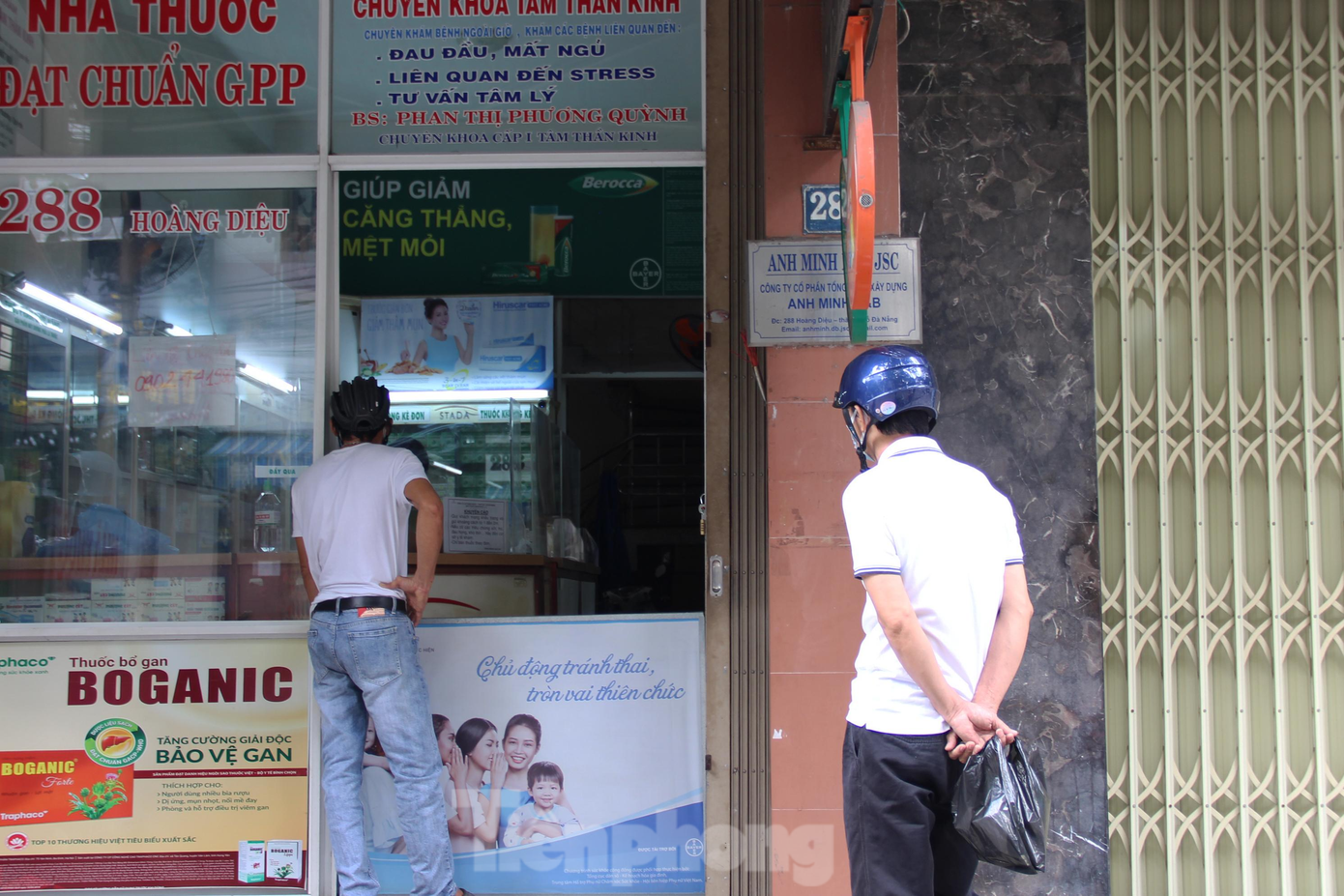 Người dân xếp hàng chờ mua thuốc tại quầy thuốc trên đường Hoàng Diệu (phường Nam Dương, quận Hải Châu).