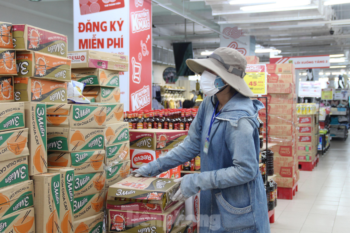 Từ sáng nay, các đại diện tổ dân phố, khu dân cư được phép đi siêu thị để tự mua sắm hàng hóa. Từ 8h sáng, bà Võ Thị Bích Chi (ban điều hành Tổ 51, phường Thanh Bình, quận Hải Châu) đã có mặt ở siêu thị để mua sắm. &quot;Nguồn hàng ở đây rất phong phú, từ các mặt hàng thực phẩm tươi sống đến đồ khô, gia vị, nhu yếu phẩm... Hôm nay là ngày đầu ban điều hành khu dân cư được tự đi siêu thị nên người dân đặt hàng rất nhiều. Tôi thấy đi siêu thị an toàn, tiện lợi hơn vì số lượng người ít, không gian rộng rãi, còn được siêu thị hỗ trợ vận chuyển về tận khu dân cư&quot;, bà Chi nói.