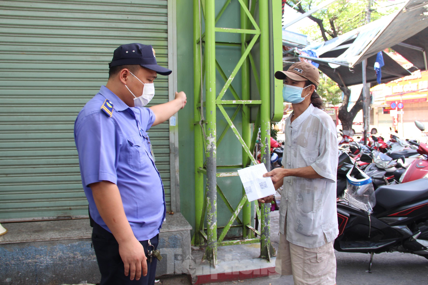 Các chợ trên địa bàn vùng vàng hiện vẫn duy trì bán hàng thông qua tổ dân phố. Nhiều trường hợp người dân ở vùng xanh cầm phiếu đi chợ đến chợ Cồn (phường Vĩnh Trung, quận Thanh Khê) ở vùng vàng để mua sắm nhưng được bảo vệ giải thích và mời về, hướng dẫn đi các chợ ở vùng xanh.