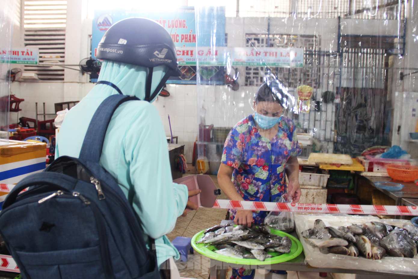 Đợt này, bà Trần Thị Lan (tiểu thương hàng cá chợ Hàn) được bố trí đi bán trở lại. Sáng nay, lượng cá tươi rất phong phú và được nhiều người lựa chọn. &quot;Chợ bố trí quy trình phòng dịch bài bản nên tôi cũng yên tâm. Bán hàng qua tấm chắn, người bán, người mua đều đảm bảo 5K rất an toàn&quot;, bà Lan cho biết.