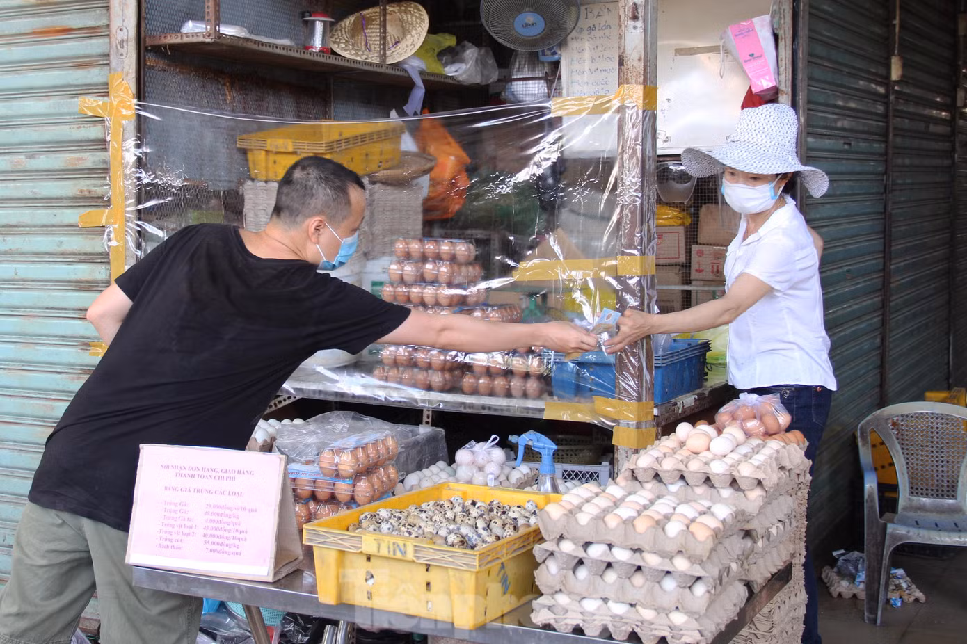 Chỉ những người thuộc ban điều hành tổ dân phố, khu dân cư... có thẻ mới được vào khu vực chợ Cồn mua sắm. Ban quản lý chợ cũng bố trí tấm chắn ở tất cả các quầy hàng để đảm bảo an toàn. Từ ngày 5/9, chợ này cũng tăng số lượng tiểu thương để phục vụ nhu cầu của các tổ dân phố.