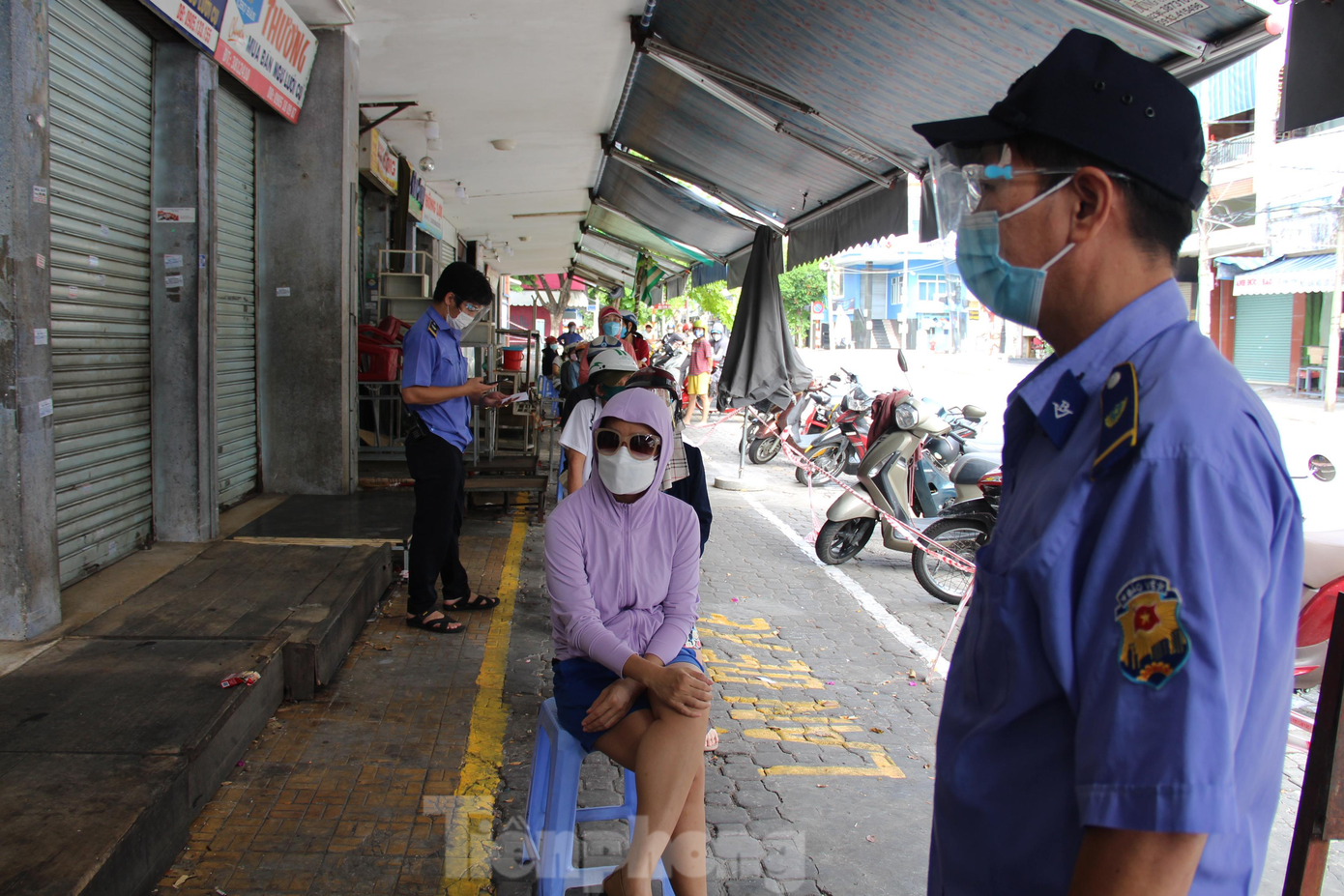 Từ ngày 5/9, người dân ở 14 xã phường vùng xanh ở Đà Nẵng gồm: phường Nam Dương, Phước Ninh, Hải Châu 1 (quận Hải Châu); phường An Hải Bắc, Mân Thái, An Hải Tây, Phước Mỹ (quận Sơn Trà); phường Hòa Quý (quận Ngũ Hành Sơn); xã Hòa Bắc, Hòa Khương, Hòa Tiến, Hòa Phú, Hòa Liên, Hòa Nhơn (huyện Hòa Vang) được phép đi chợ với tần suất 5 ngày/lần bằng thẻ QR Code. Ảnh: Giang Thanh