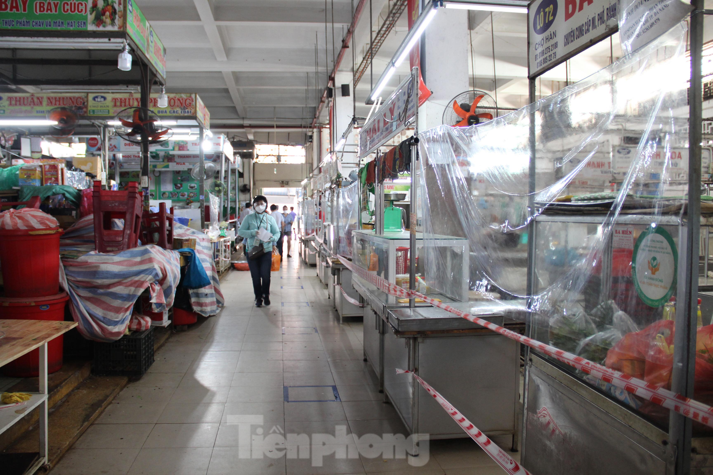 Trong đợt này, Ban quản lý chợ Hàn đăng kí cho 20 tiểu thương bán hàng. Các quầy hàng được bố trí xen kẽ, quầy cách quầy. Đồng thời, tất cả các quầy hàng đều được bố trí tấm chắn để đảm bảo an toàn.