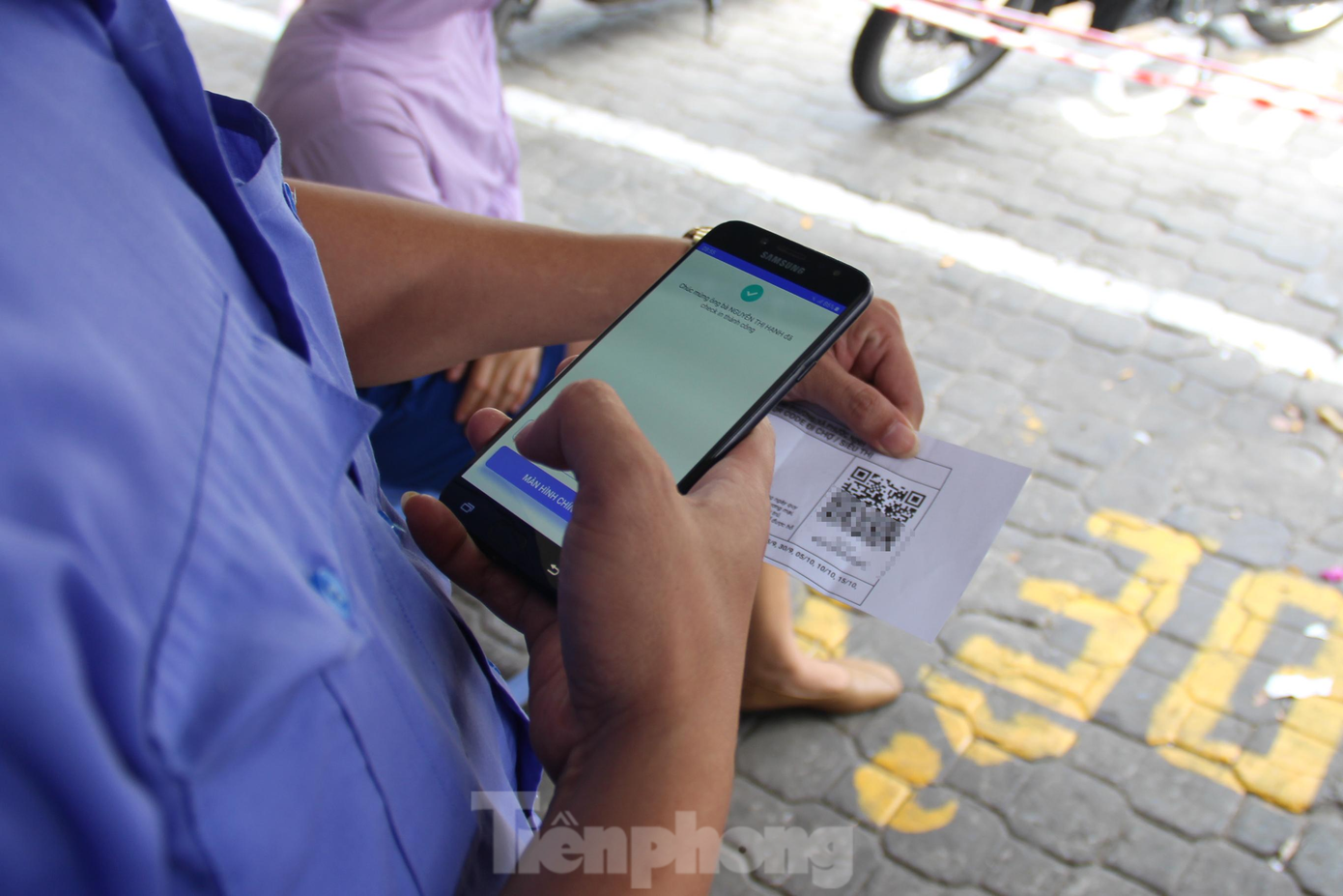 Ghi nhận trong sáng nay, tại chợ Hàn (quận Hải Châu), người dân xếp hàng dài để chờ đi chợ. Ban quản lý chợ bố trí ghế ngồi để người dân chờ vào chợ. Lực lượng bảo vệ tiến hành quét QR Code phiếu đi chợ và gọi người dân vào chợ.