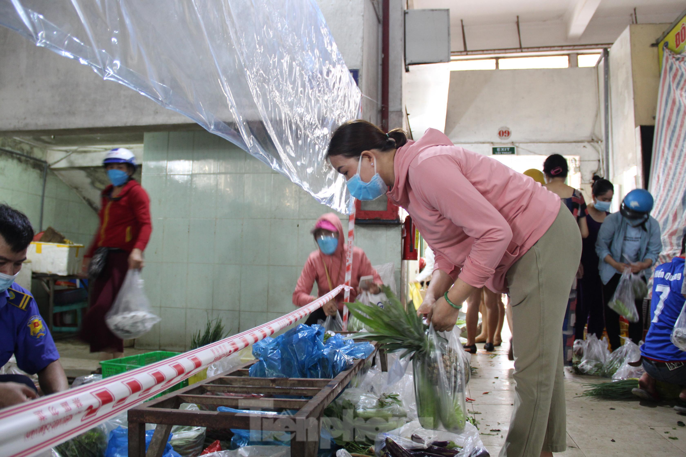 Sau 21 ngày phong tỏa, bà Huỳnh Thị Chanh (tổ 16, phường Phước Ninh) được đi chợ trở lại. &quot;Thời gian qua, dù có tổ dân phố hỗ trợ cung ứng nhưng không thể đầy đủ như bình thường mình tự đi chợ được. Tôi thấy chợ bố trí quy trình hợp lý, ngăn tấm chắn rất an toàn. Dù phải chờ đợi nhưng được tự đi chợ, mua sắm thực phẩm cho cả gia đình là tôi vui rồi&quot;, bà Chanh nói.