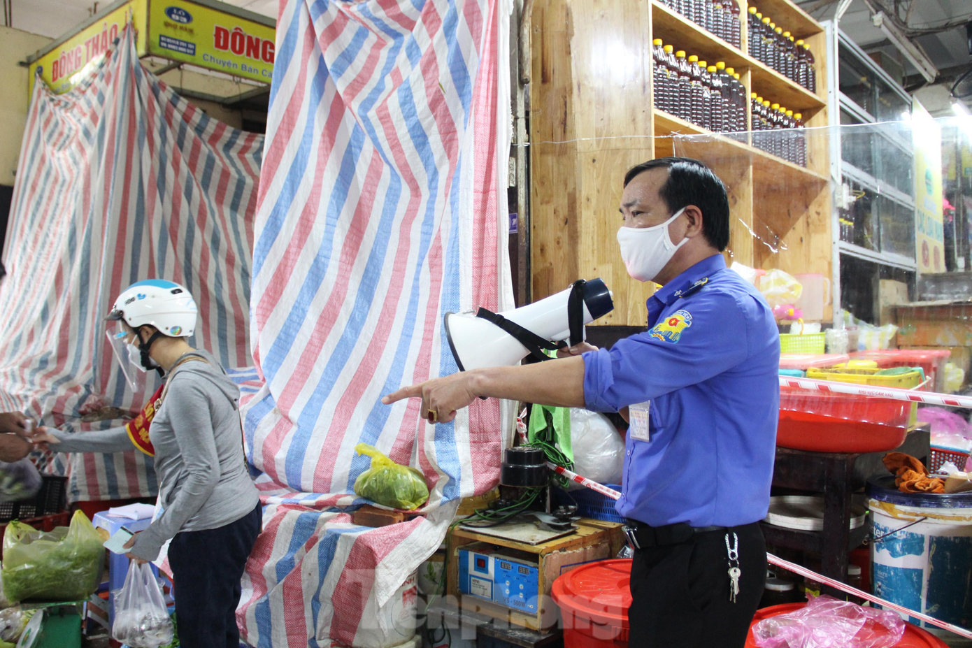 Lực lượng Ban quản lý chợ Hàn liên tục nhắc nhở người dân đảm bảo giãn cách, bán hàng qua tấm chắn, không chen lấn nhau khi mua hàng.