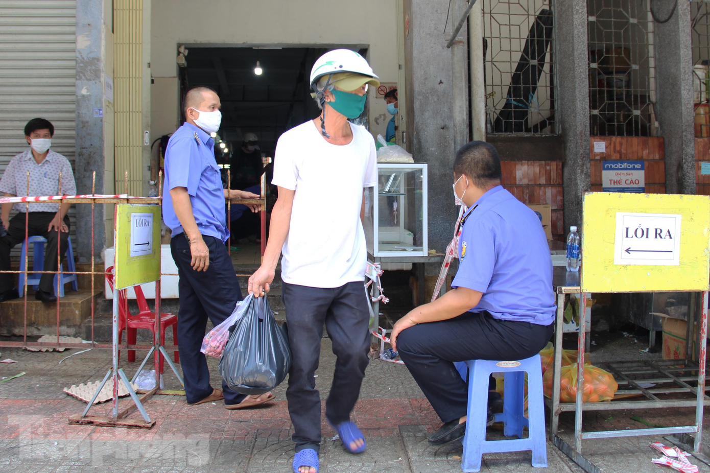 Theo ông Nguyễn Thu, Phó trưởng Ban Quản lý Chợ Hàn, số lượng tiểu thương lần này bố trí gấp đôi những ngày trước, nguồn hàng rất dồi dào, đảm bảo phục vụ đầy đủ người dân đi chợ với tần suất 5 ngày 1 lần. &quot;Chúng tôi cũng bố trí người dân mua hàng theo một đường thẳng, vào bằng một lối và ra bằng một lối riêng để đảm bảo an toàn. Trong một thời điểm, chỉ có 5 người mua sắm, nhân viên Ban quản lý sẽ điều tiết số lượng thông qua bộ đàm&quot;, ông Thu cho hay.