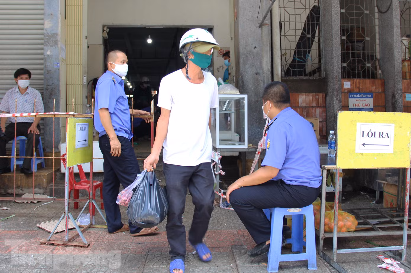 Theo ông Nguyễn Thu, Phó trưởng Ban Quản lý Chợ Hàn, số lượng tiểu thương lần này bố trí gấp đôi những ngày trước, nguồn hàng rất dồi dào, đảm bảo phục vụ đầy đủ người dân đi chợ với tần suất 5 ngày 1 lần. "Chúng tôi cũng bố trí người dân mua hàng theo một đường thẳng, vào bằng một lối và ra bằng một lối riêng để đảm bảo an toàn. Trong một thời điểm, chỉ có 5 người mua sắm, nhân viên Ban quản lý sẽ điều tiết số lượng thông qua bộ đàm", ông Thu cho hay.