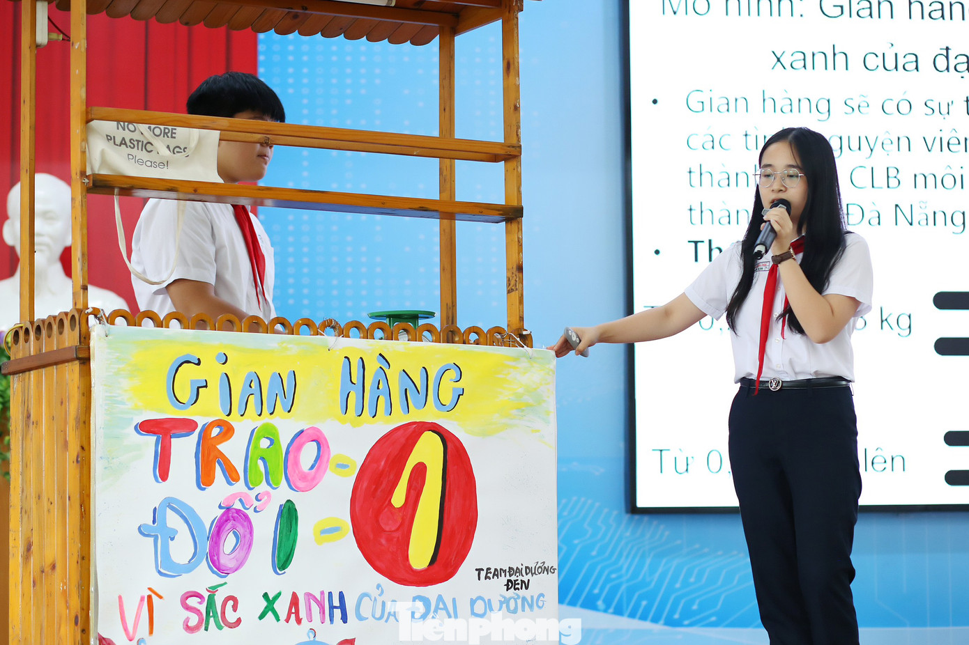 Đội dự án đến từ Trường THCS Nguyễn Trãi xuất sắc giành giải nhất với ý tưởng Gian hàng trao đổi rác nhựa “Trao 1 nhận 1 – Vì sắc xanh đại dương” tại biển Nguyễn Tất Thành và “Trạm xử lý rác thải biển tự động”.