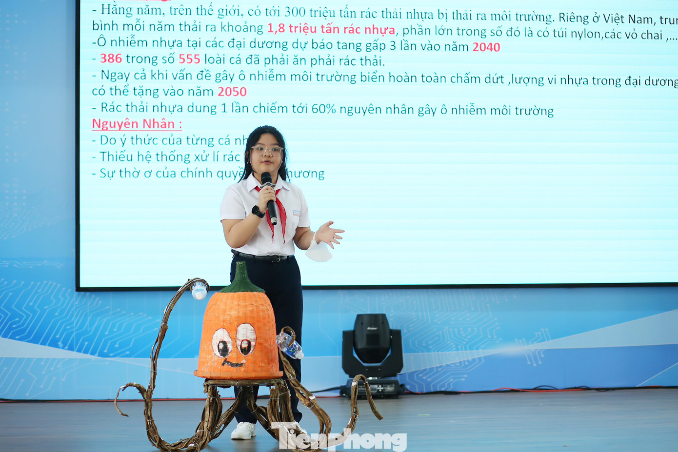 Mỗi đội dự án đều chuẩn bị kỹ bài thuyết trình, sản phẩm tái chế... để phần thuyết trình trực quan, sinh động và có sức thuyết phục