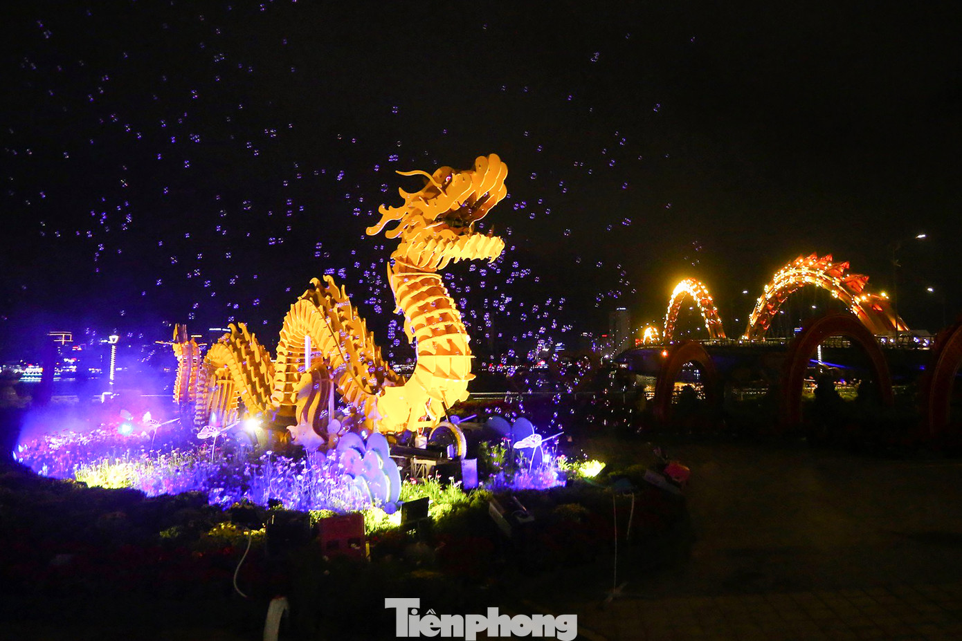 Linh vật rồng này được lấy cảm hứng từ kiến trúc của Cầu Rồng - một trong những cây cầu biểu tượng của Đà Nẵng với màu vàng đặc trưng và thiết kế khớp nối độc đáo.