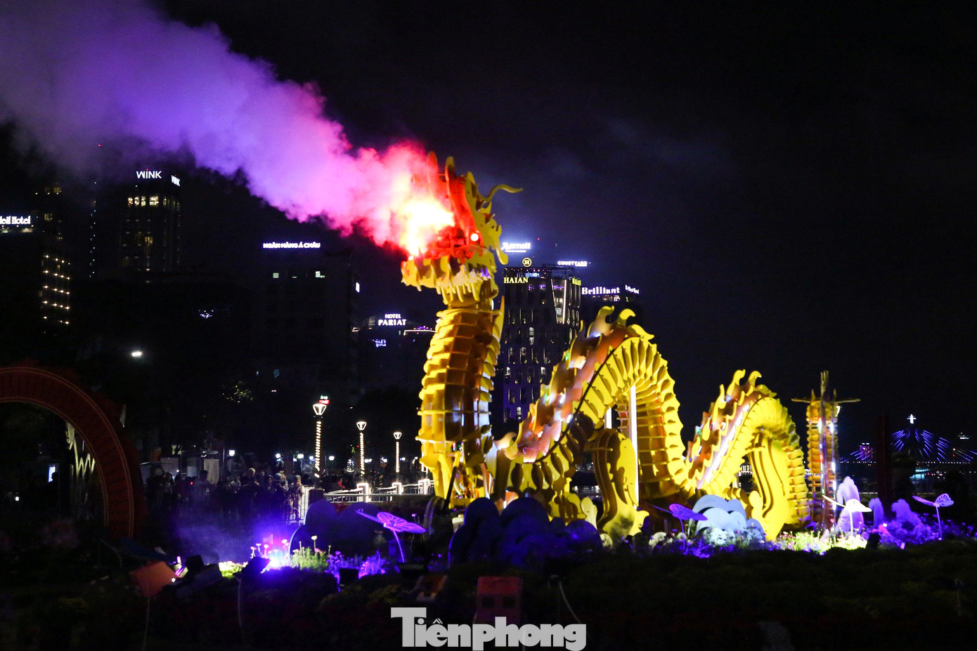 Hiệu ứng phun lửa được tạo ra bởi hơi nước kết hợp ánh sáng màu đỏ rực.