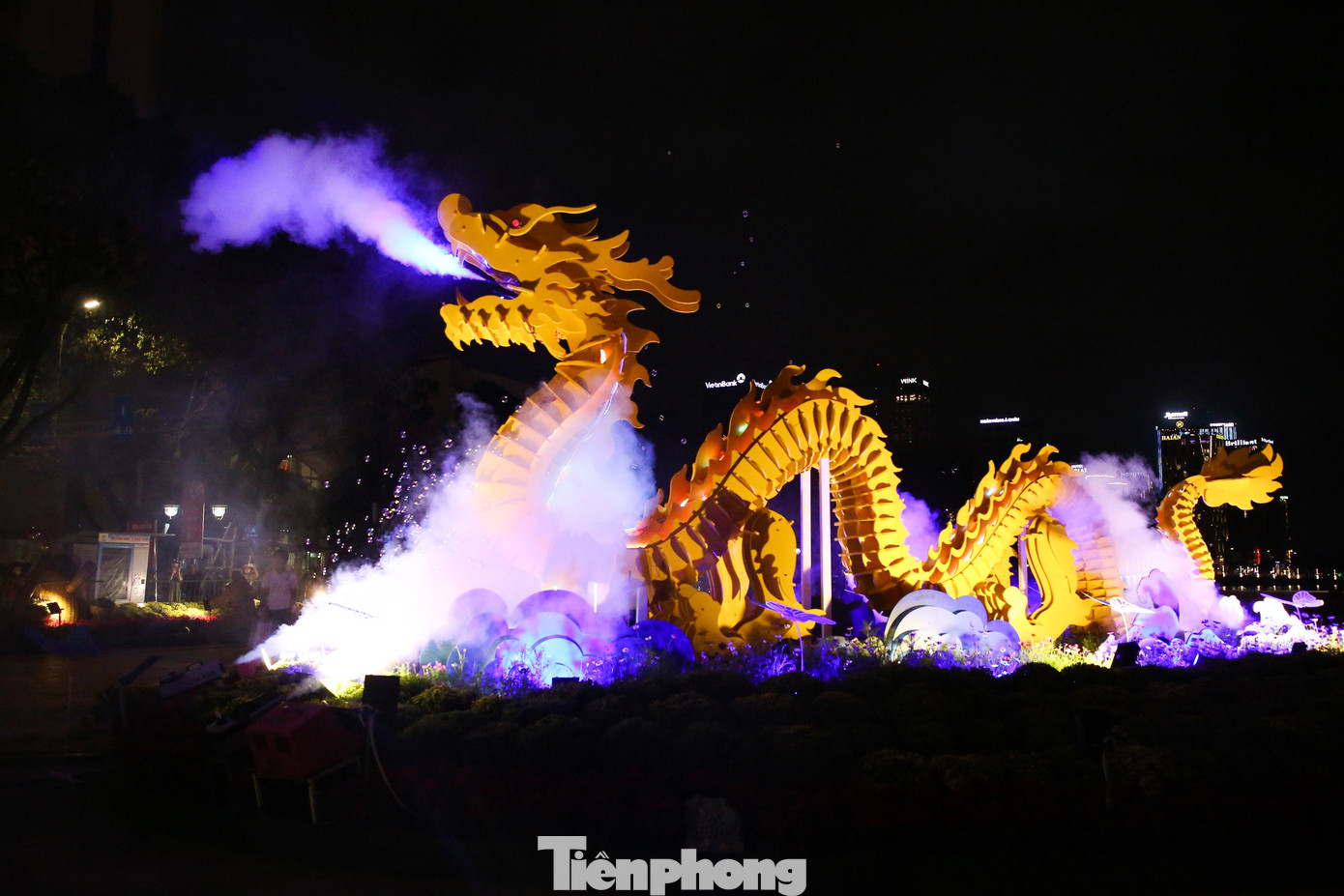 Suốt quá trình "phun nước, phun lửa", đầu rồng có thể lắc lư lên xuống, sang trái - sang phải theo điệu nhạc. Bên cạnh đó, bong bóng xà phòng được thổi từ phía dưới lên tạo khung cảnh lãng mạn, huyền ảo.