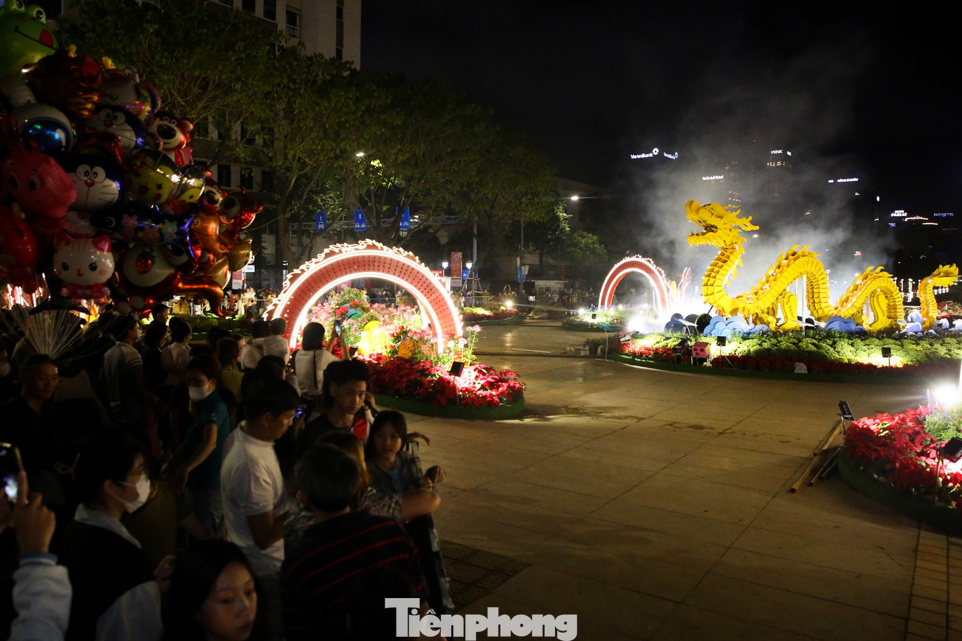 Những ngày này, cứ khoảng 7 - 8h tối, đường hoa Tết Đà Nẵng (dọc đường Bạch Đằng, quận Hải Châu) lại tấp nập người dân và du khách để chiêm ngưỡng và check - in với các linh vật rồng độc đáo. Đặc biệt, nơi đặt linh vật rồng có thể "phun nước, phun lửa" phía bờ tây cầu Rồng lúc nào cũng đông người chen chân.