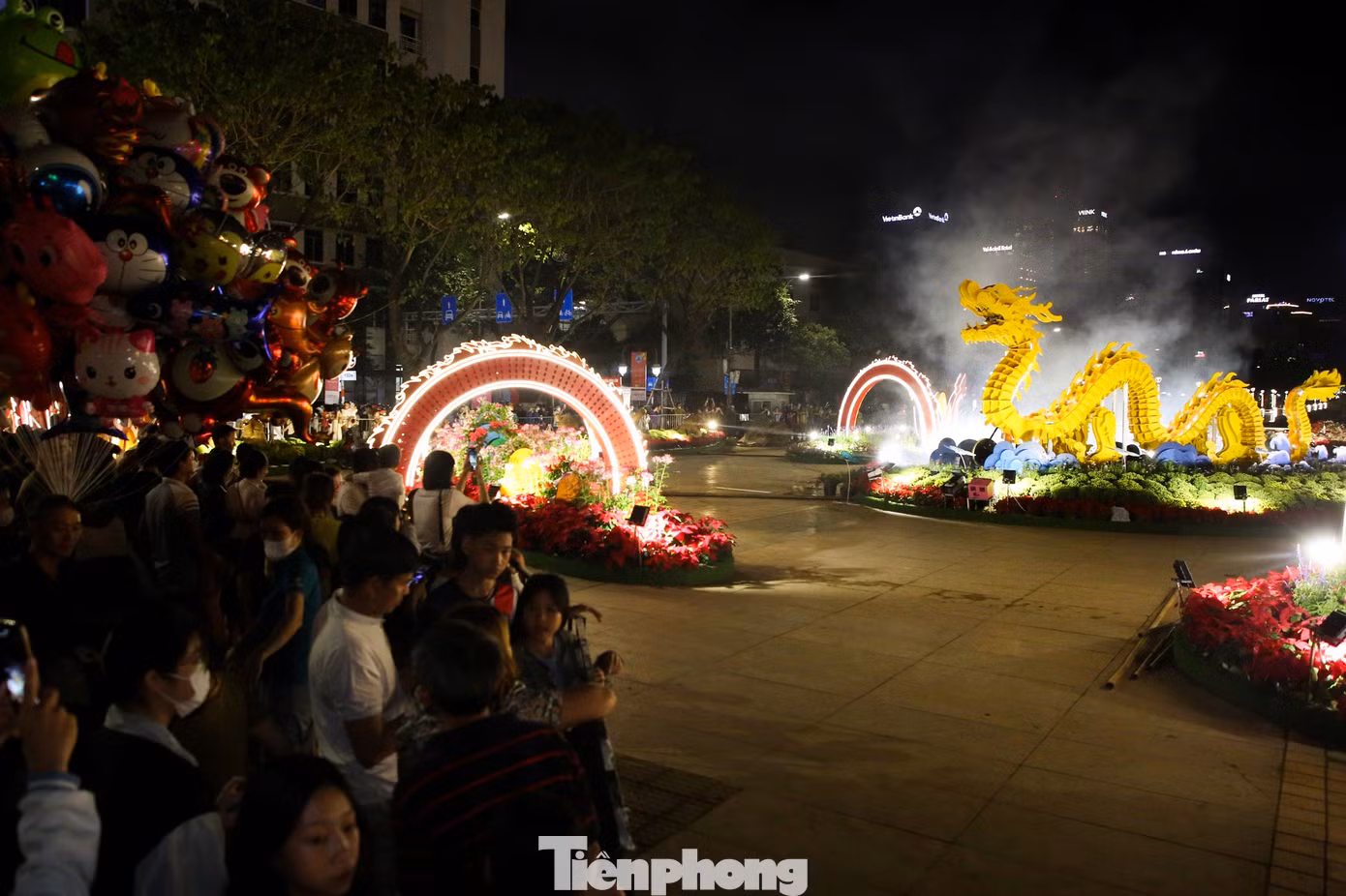 Những ngày này, cứ khoảng 7 - 8h tối, đường hoa Tết Đà Nẵng (dọc đường Bạch Đằng, quận Hải Châu) lại tấp nập người dân và du khách để chiêm ngưỡng và check - in với các linh vật rồng độc đáo. Đặc biệt, nơi đặt linh vật rồng có thể "phun nước, phun lửa" phía bờ tây cầu Rồng lúc nào cũng đông người chen chân.