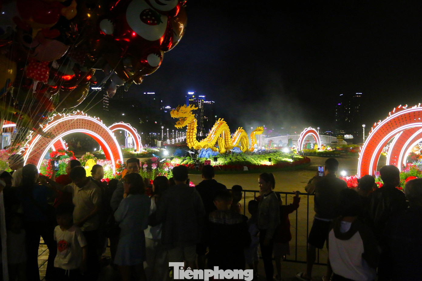 Vừa từ TP. Hồ Chí Minh về quê đón Tết, chị Đinh Thị Anh Thư (31 tuổi, quận Liên Chiểu, Đà Nẵng) đã hẹn bạn bè đến đường hoa để xem linh vật rồng "có một không hai" này. "Mấy ngày nay, cứ thấy hình ảnh và video trên facebook, tôi rất háo hức và chộn rộn nên về là phải ghé qua ngay. Vào những ngày Tết, tôi sẽ càng phấn khích hơn nữa nếu được thấy rồng lớn và rồng bé cùng nhau phun nước, phun lửa", chị Thư nói.