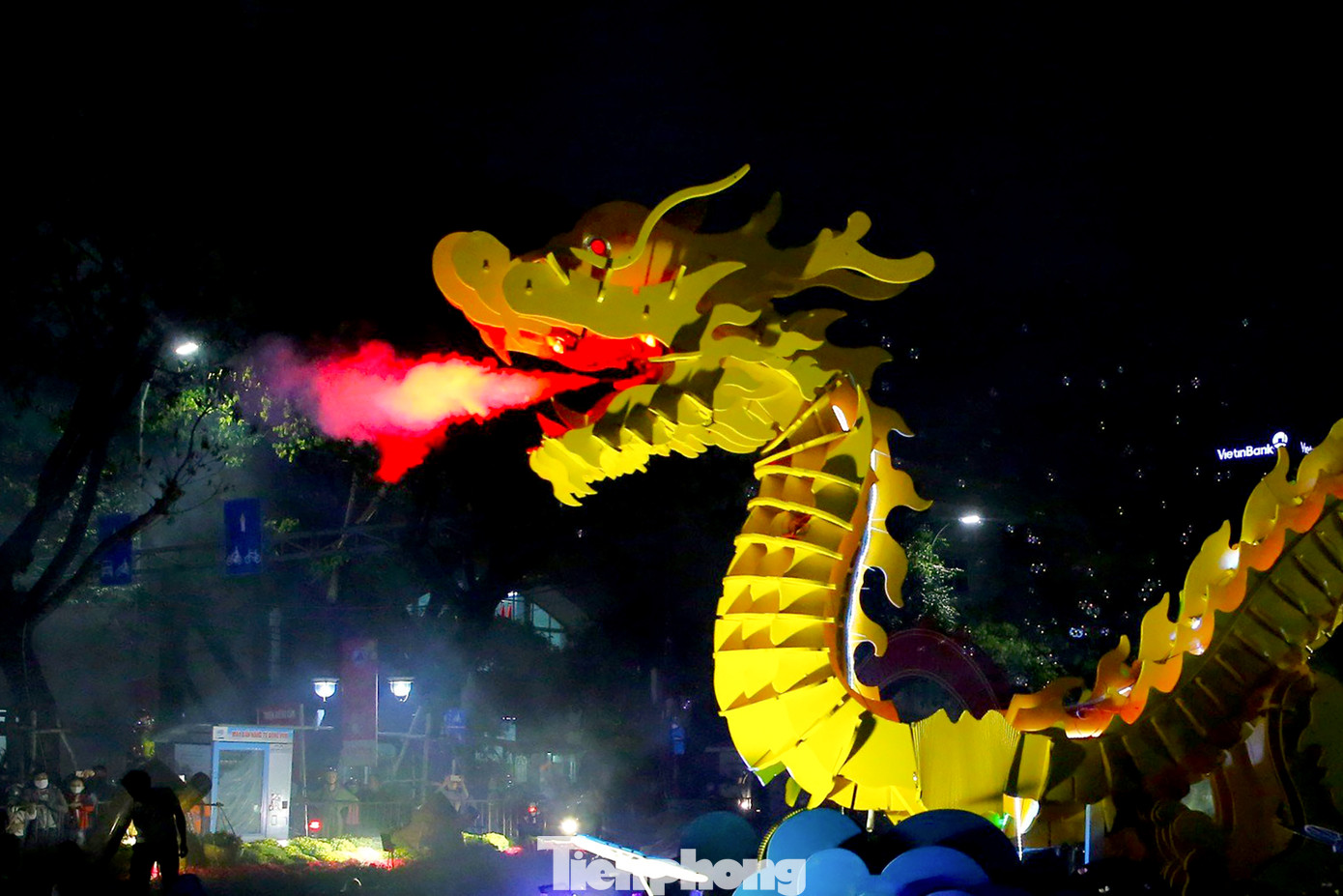 Những hiệu ứng đặc biệt này được lấy cảm hứng từ hoạt động phun nước, phun lửa vào 21h mỗi tối cuối tuần để phục vụ người dân và du khách tại Cầu Rồng. Từ khi "xuống phố", linh vật "rồng con" này đã hot rần rần trên mạng xã hội và được đánh giá là linh vật Tết Giáp Thìn có thiết kế độc đáo nhất nhì năm nay.