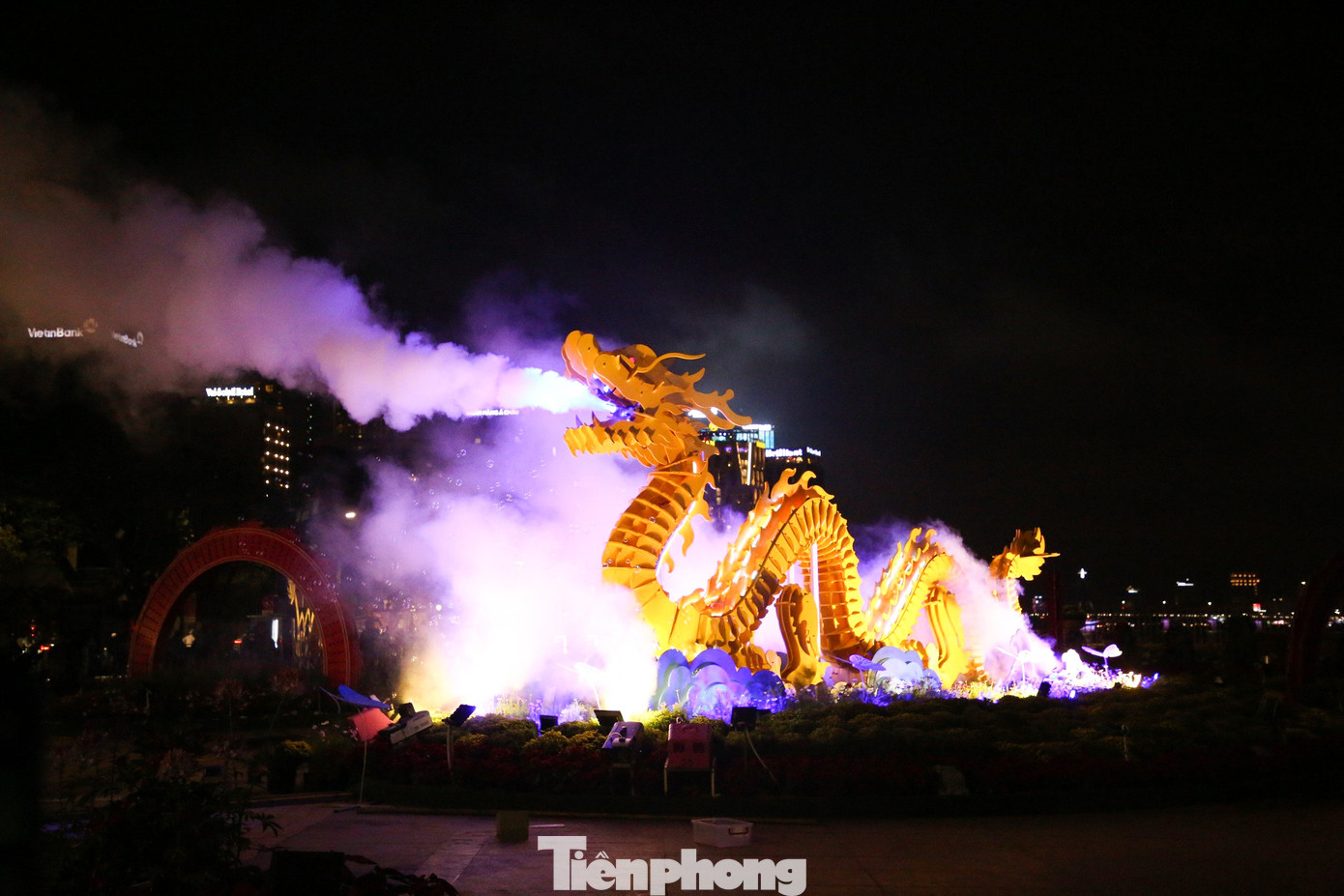 Dọc thân rồng được bố trí đèn led để phát sáng vào ban đêm. Linh vật được bố trí trong cụm tiểu cảnh với những chậu cúc mâm xôi vàng rực, biểu tượng sóng biển xung quanh bụng rồng và hệ thống đèn chiếu.