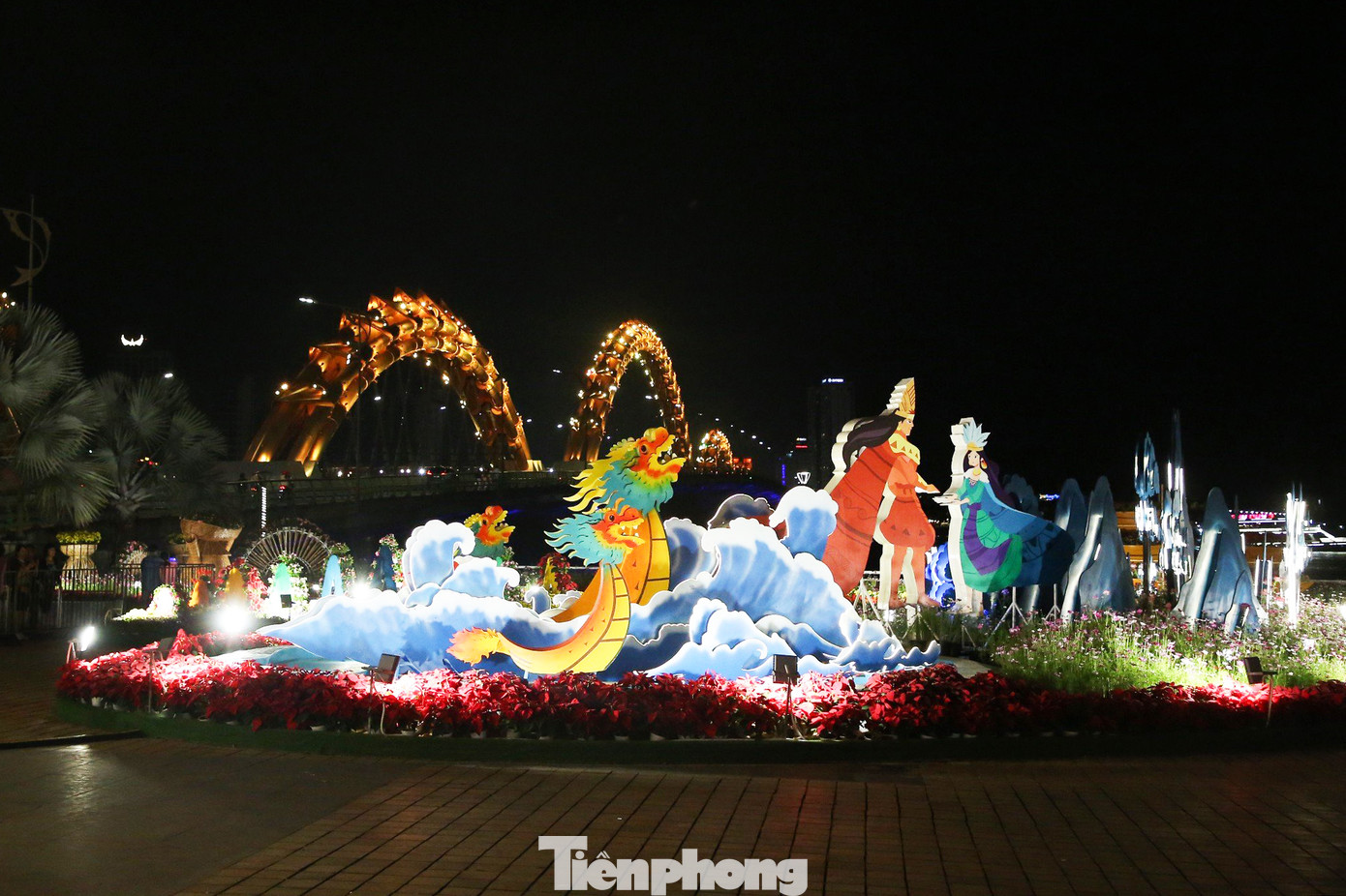 Đường hoa Tết Đà Nẵng sẽ mở cửa phục vụ người dân từ ngày 8/2 (nhằm ngày 28 tháng Chạp âm lịch). Dự kiến, trong dịp Tết Nguyên đán, khu vực này sẽ thu hút hàng chục ngàn lượt khách đến tham quan, du Xuân và chụp ảnh check-in với các tiểu cảnh và hàng chục linh vật rồng lớn nhỏ.