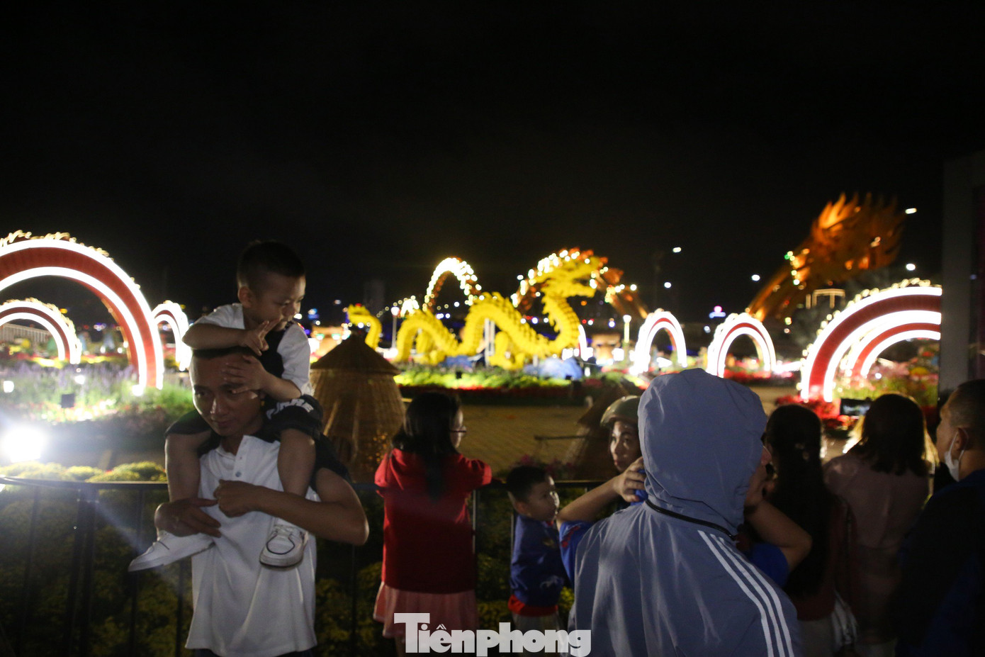 Dù khu vực này vẫn dựng rào chắn để tiếp tục thi công hoàn thiện nhưng người dân, đặc biệt là các em nhỏ vẫn kiên nhẫn xếp hàng phía ngoài rào chắn để chờ đợi chú rồng bắt đầu lắc lư và "phun nước, phun lửa".