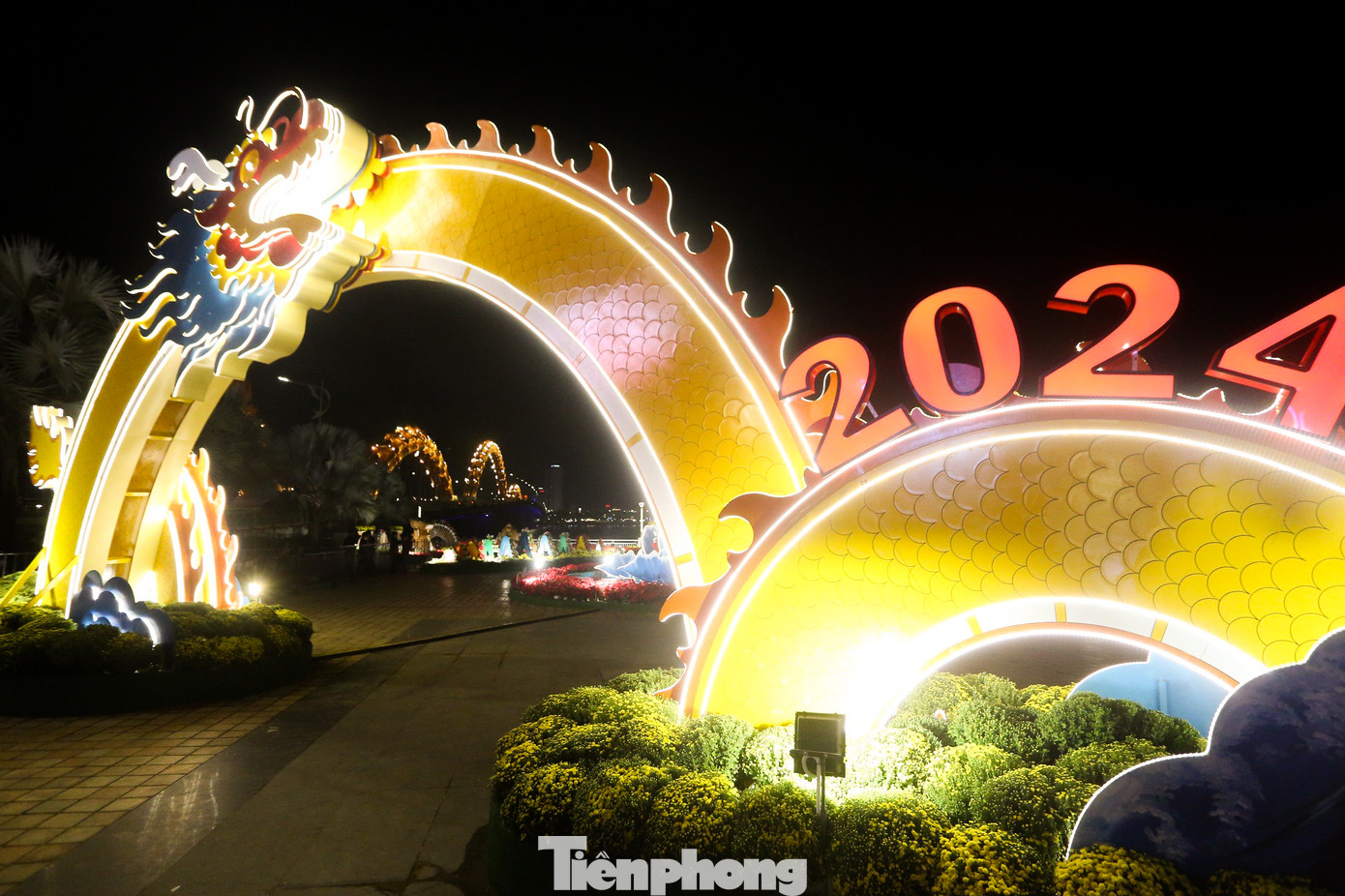 Hiện, các hạng mục của đường hoa Đà Nẵng đã hoàn thiện, lên đèn lung linh sẵn sàng phục vụ người dân và du khách dịp Tết Nguyên đán Giáp Thìn.